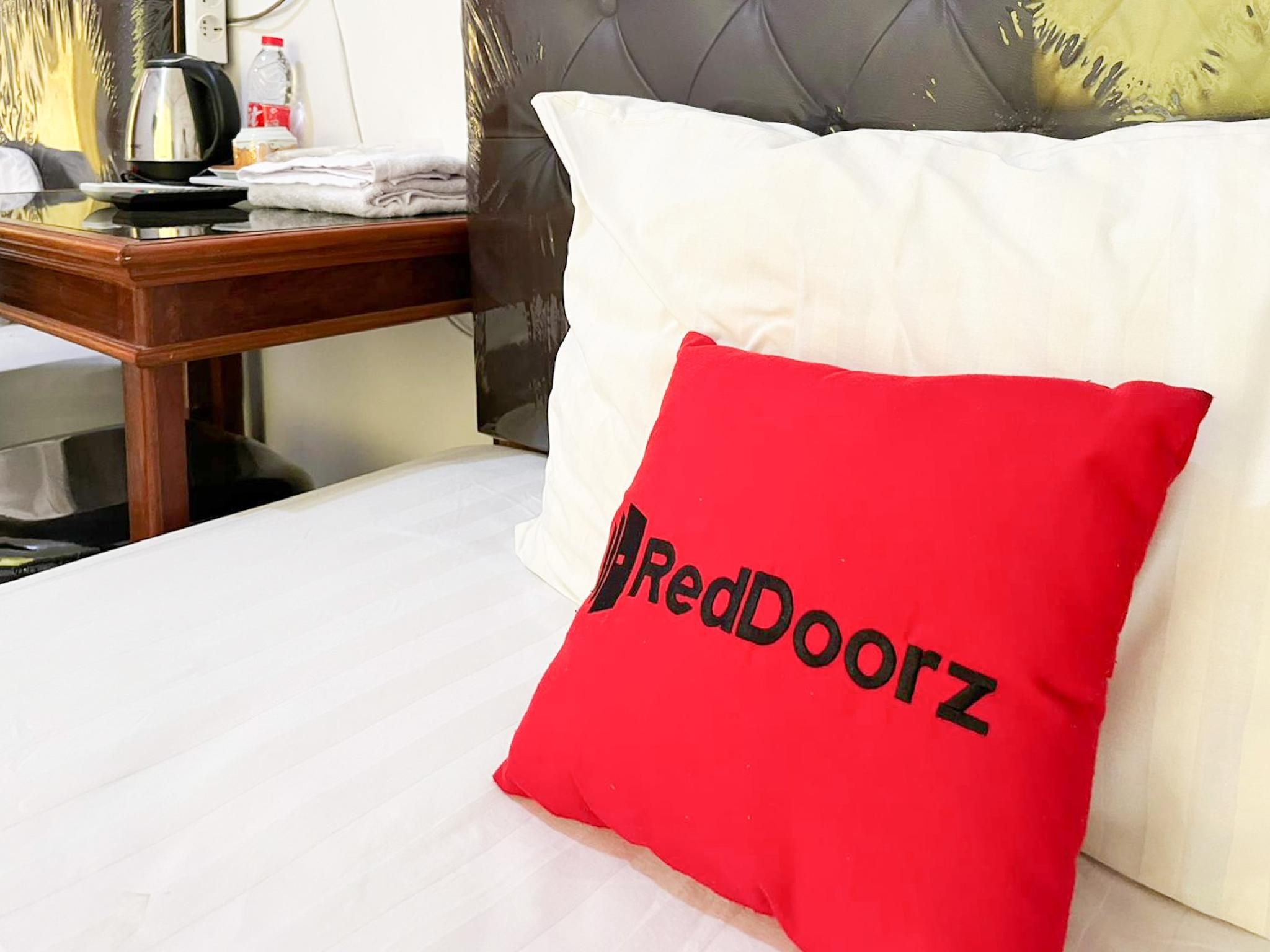 RedDoorz Syariah Near Alun-Alun Tulungagung Twin Room 2