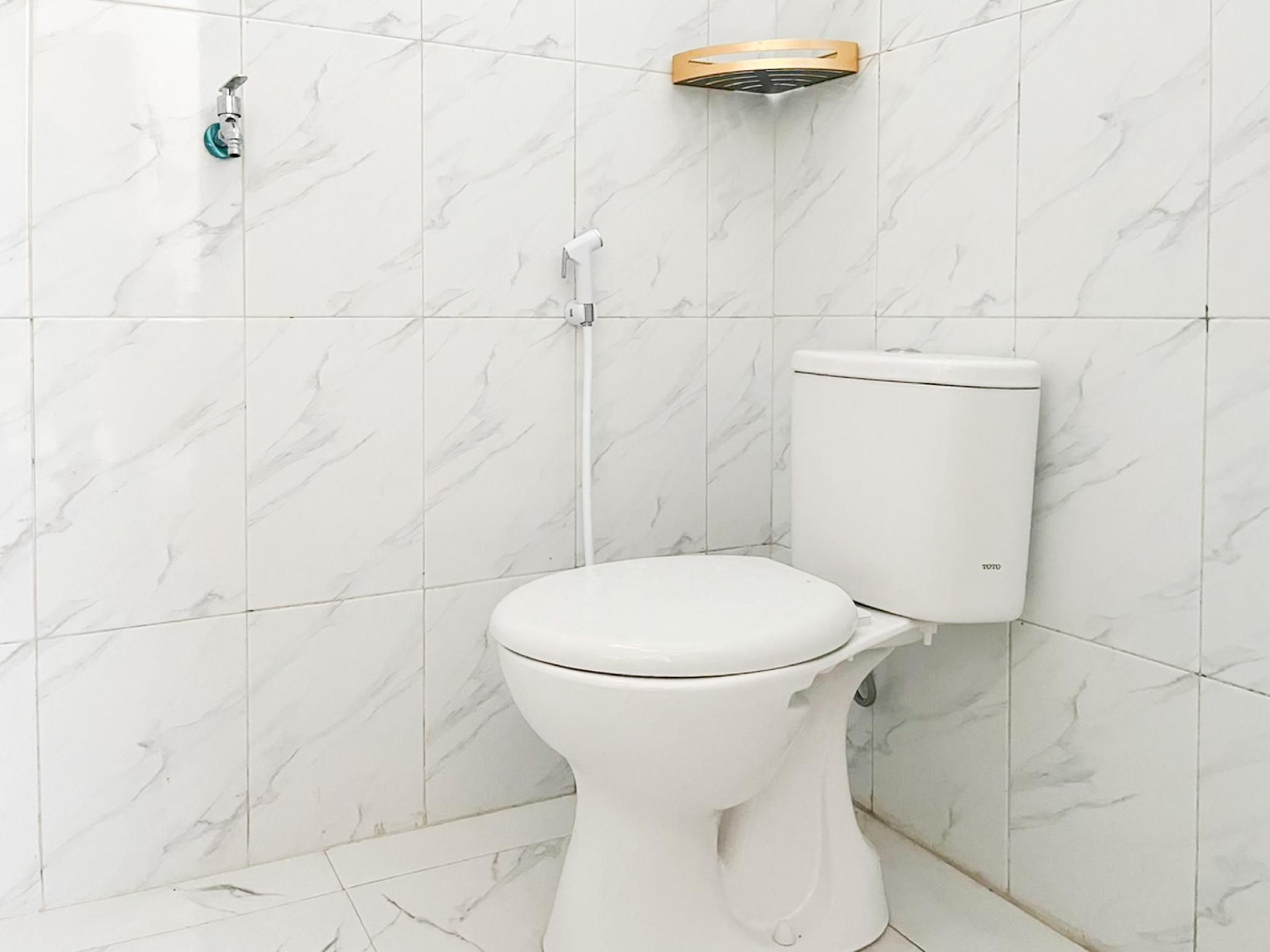 RedDoorz Syariah Near Alun-Alun Tulungagung Twin Room 3