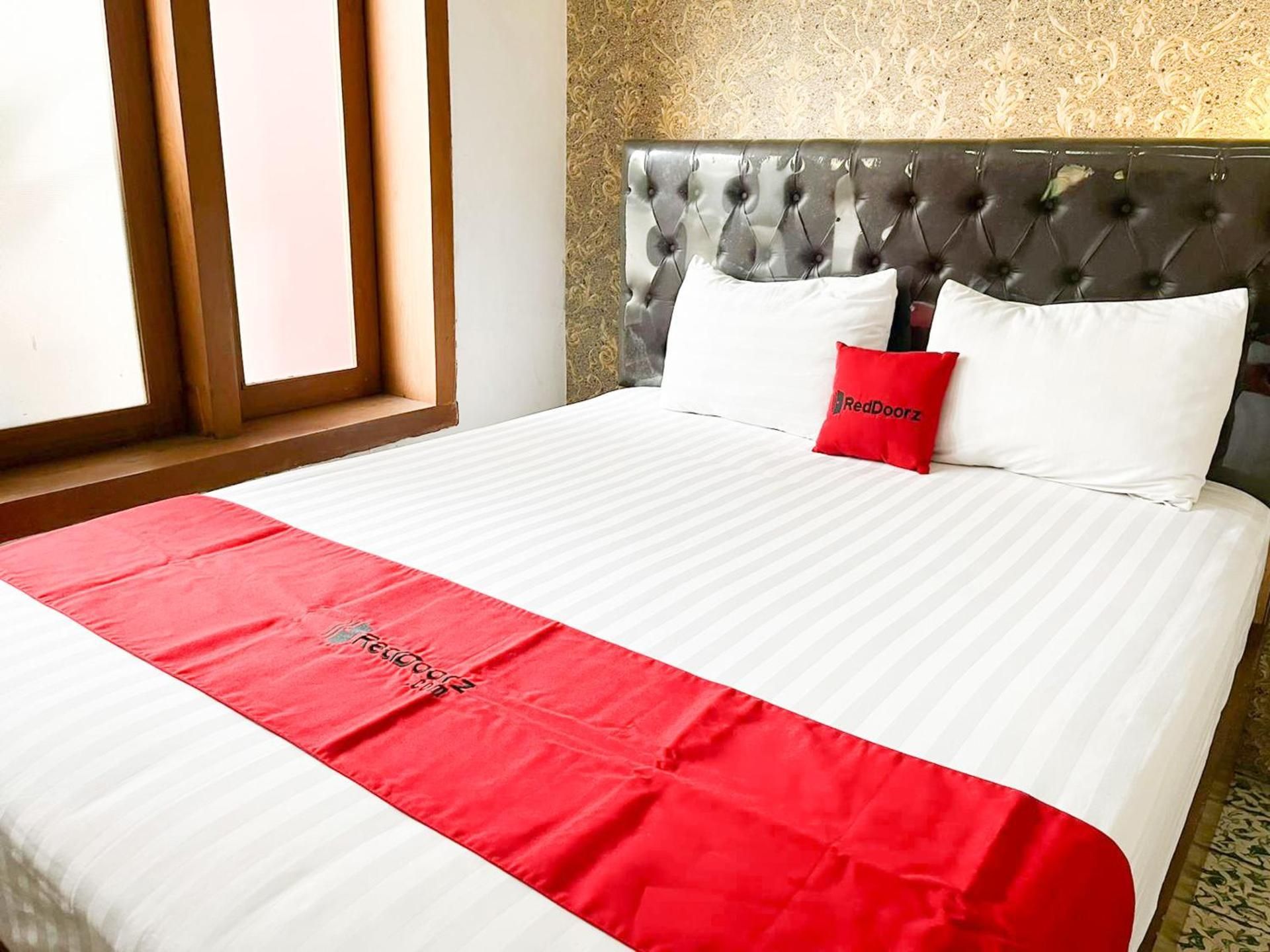 RedDoorz Syariah Near Alun-Alun Tulungagung Deluxe Room 2