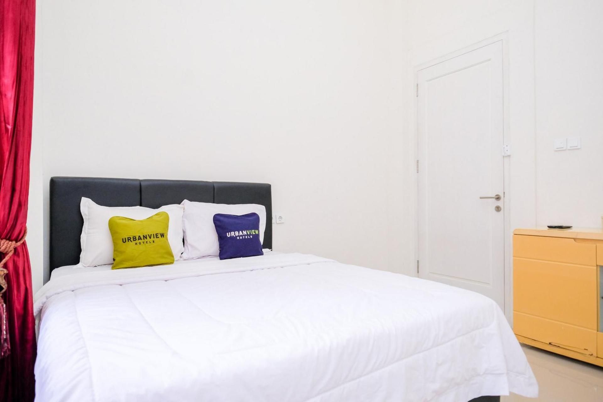 Urbanview Hotel Trisna Tulungagung Standard Room 2