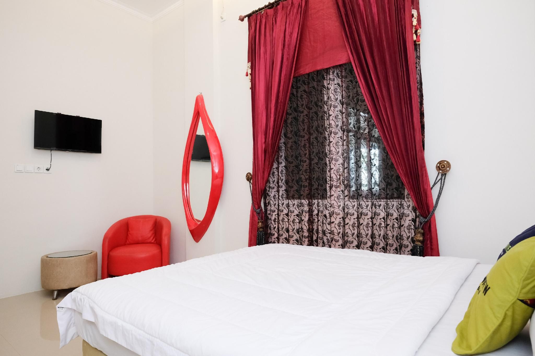 Urbanview Hotel Trisna Tulungagung Family Room