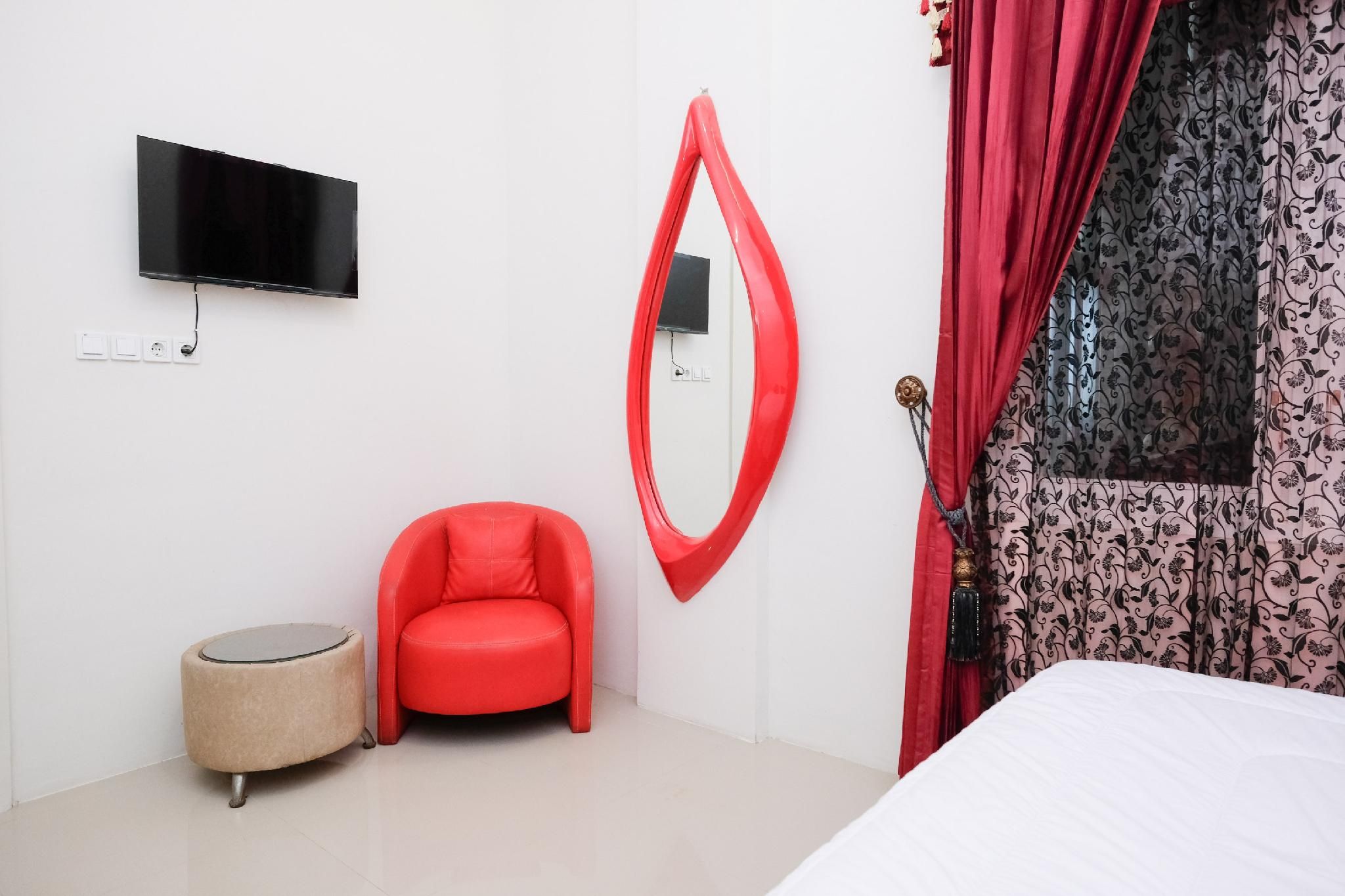 Urbanview Hotel Trisna Tulungagung Family Room 3