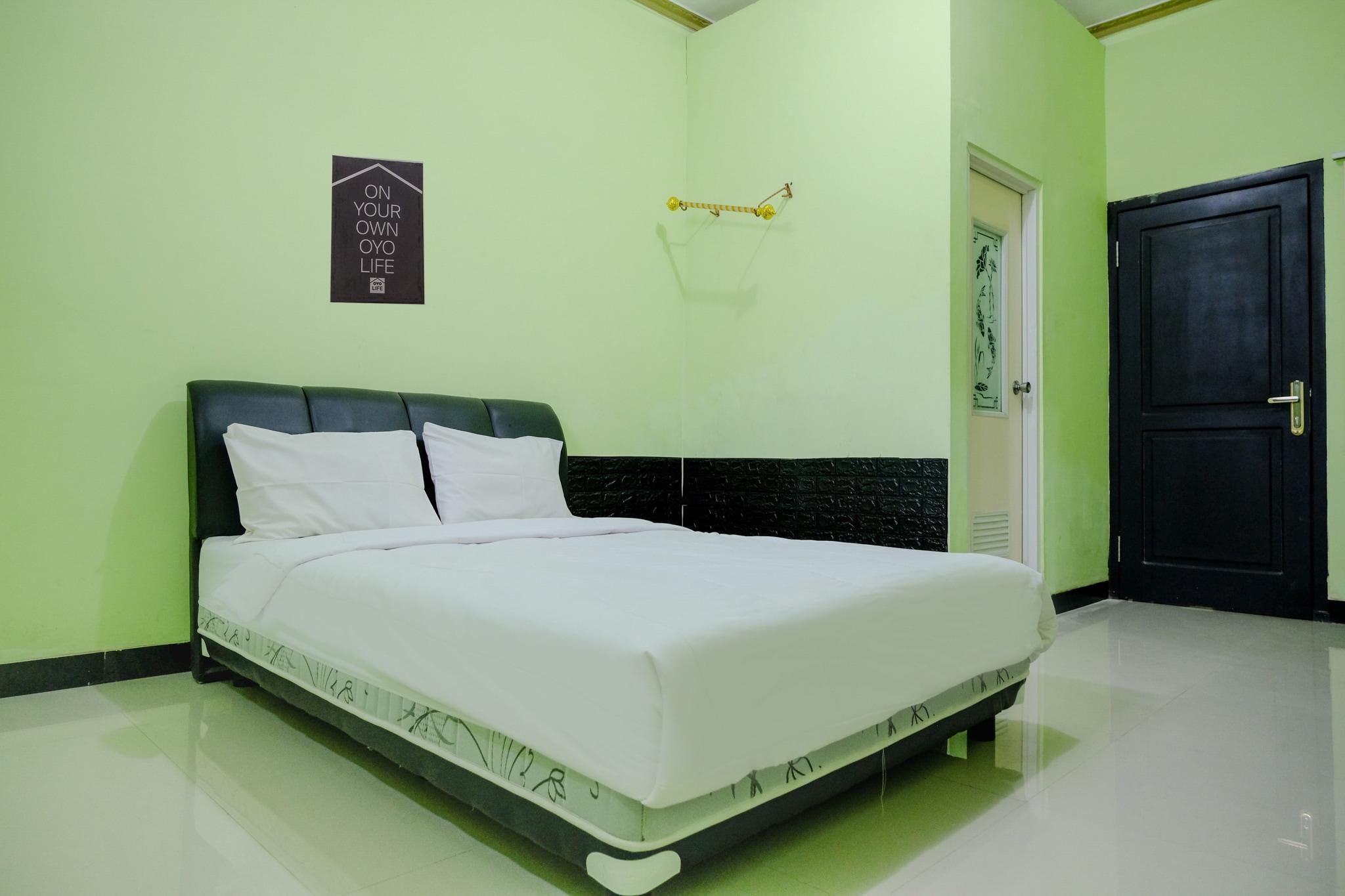 OYO Life 2508 Alba Suites Homestay Syariah Deluxe Double Room for 2 Adults and 1 Child 2