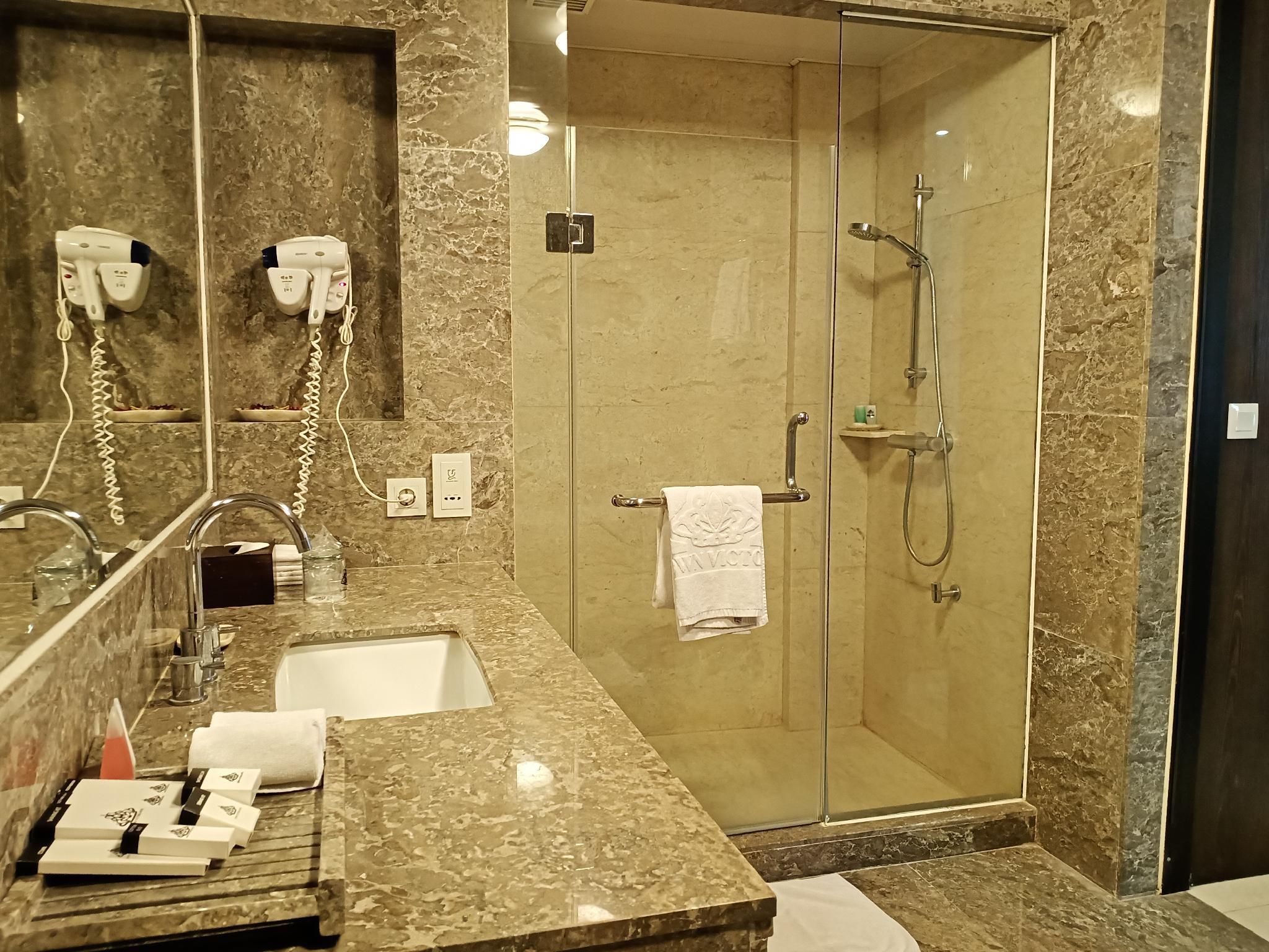 Crown Victoria Hotel Tulungagung Suite Rooms 3