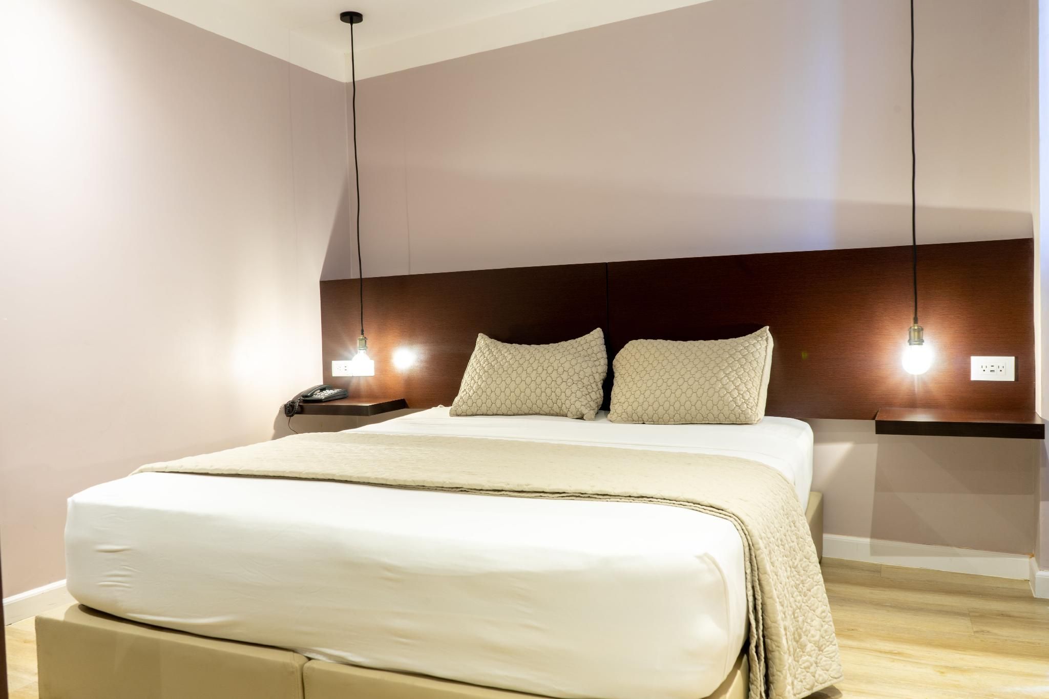 Deluxe Standard Queen Room