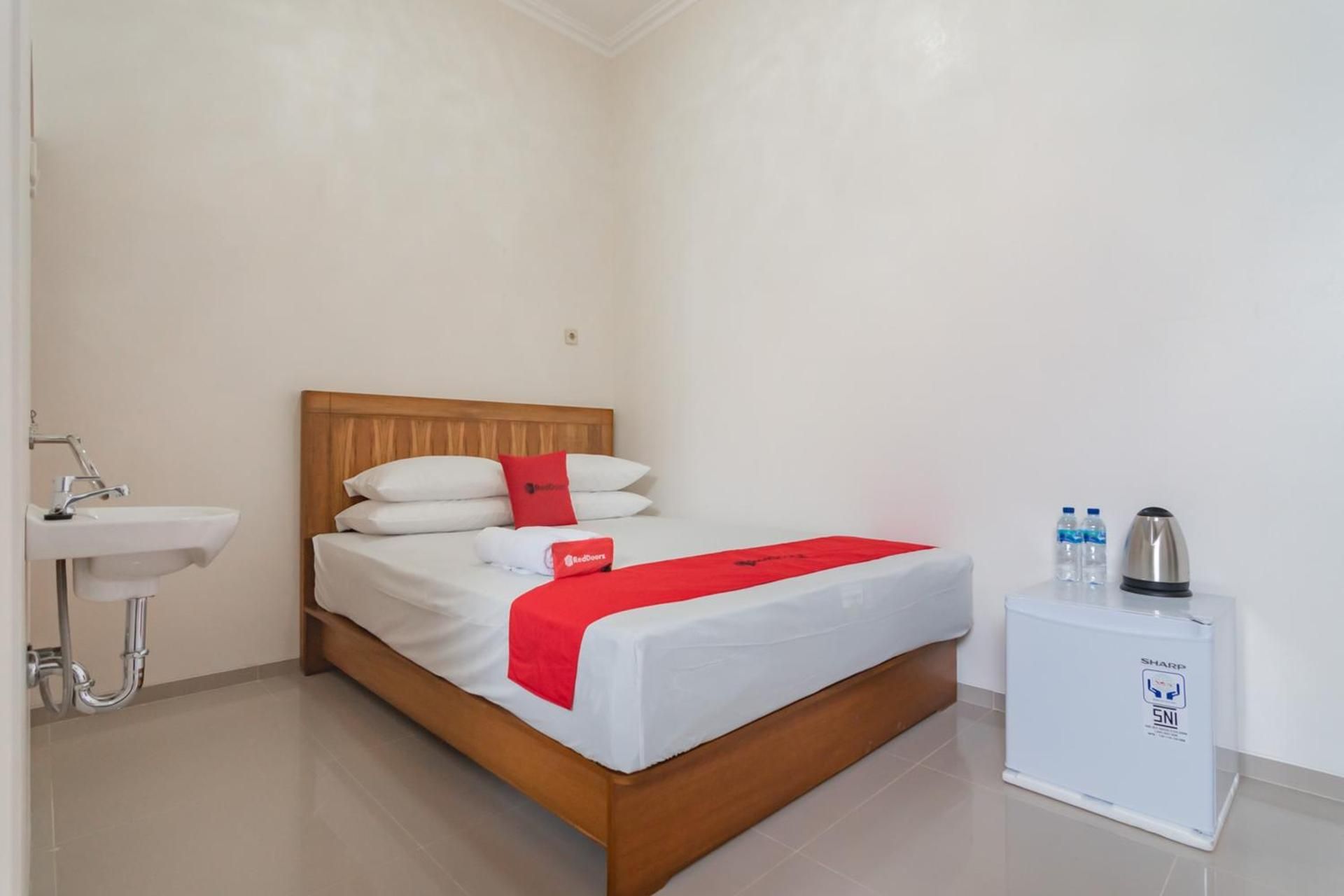 RedDoorz Room