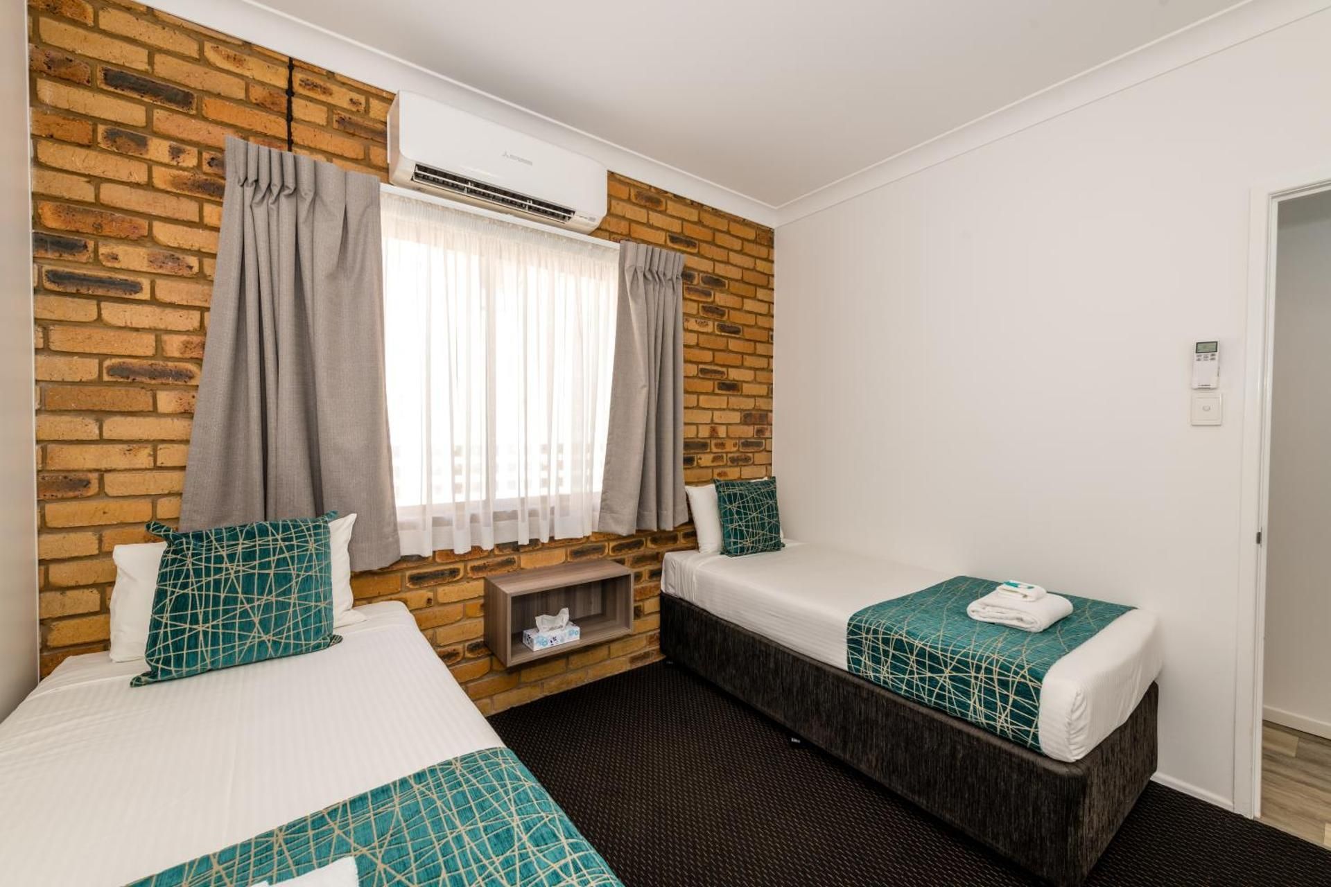 The Club Motor Inn Chinchilla Family Room 2