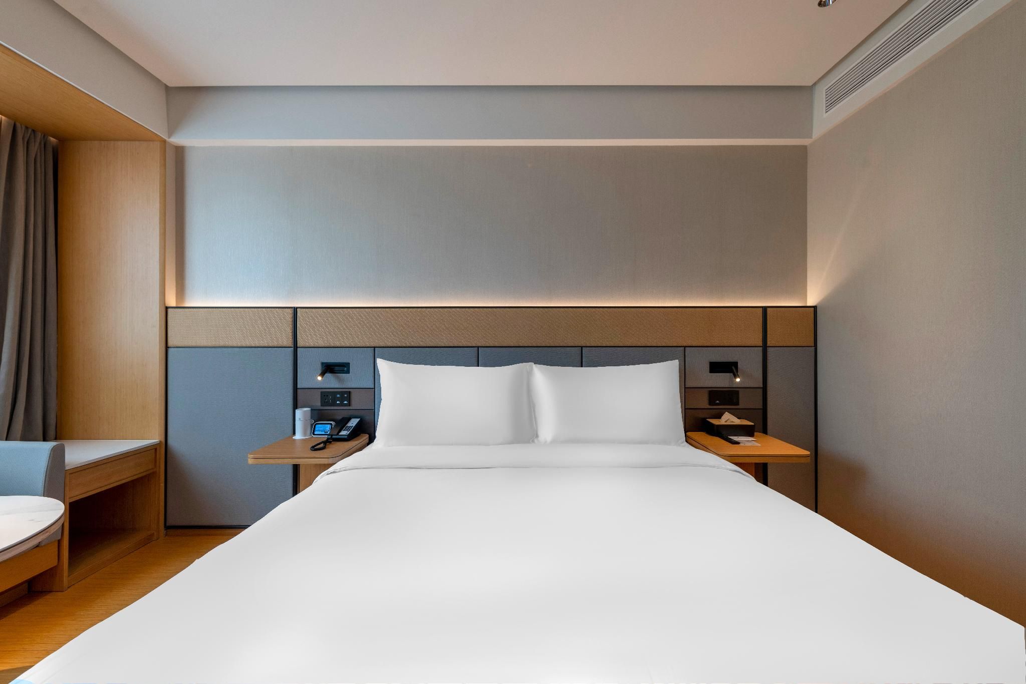 Huazhu - Room With Bed