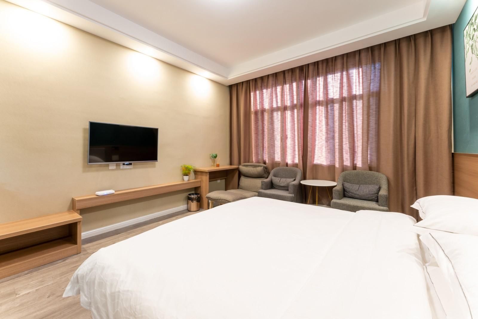 Mountain View Queen Room