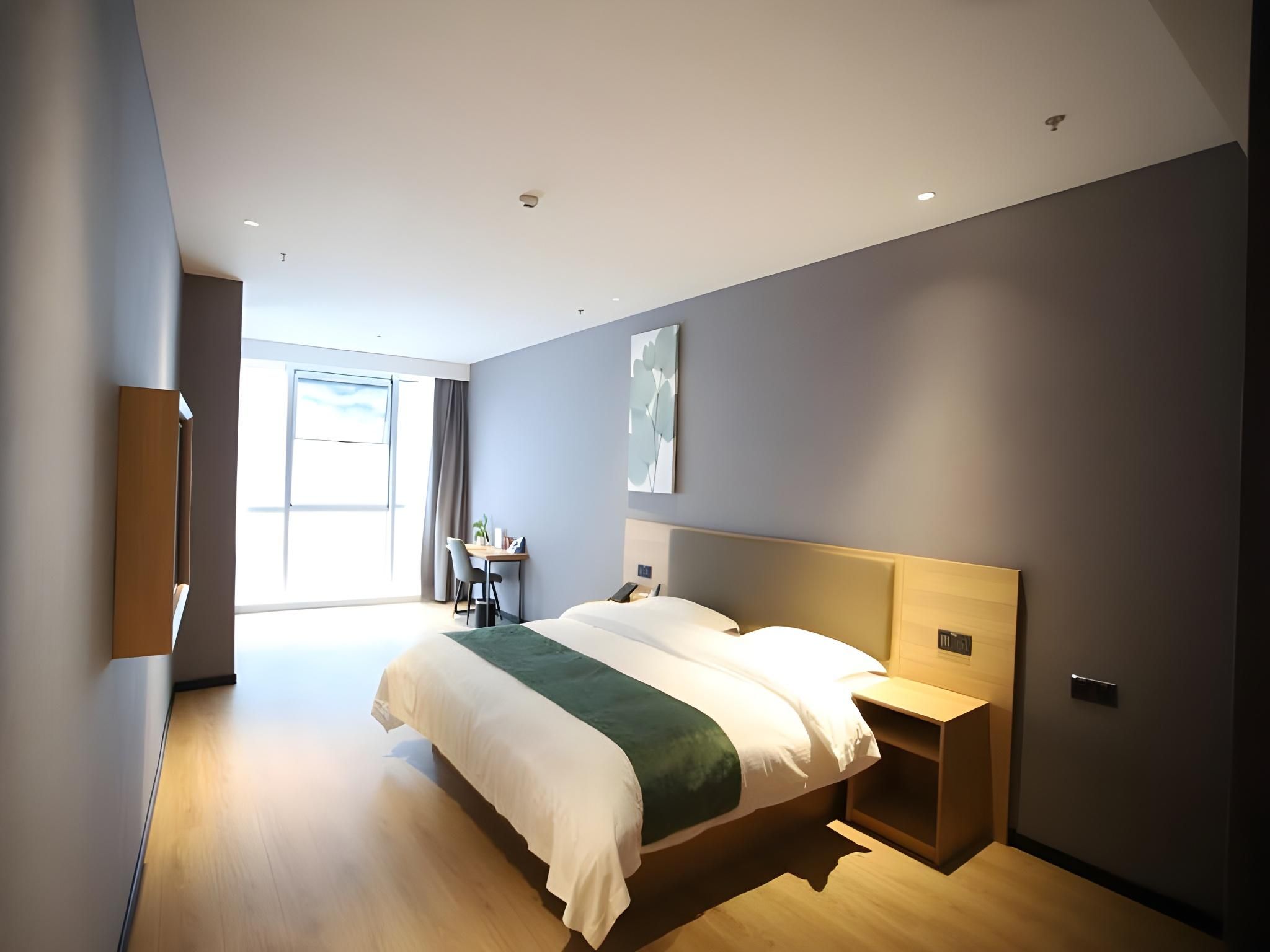 Queen Room with View
