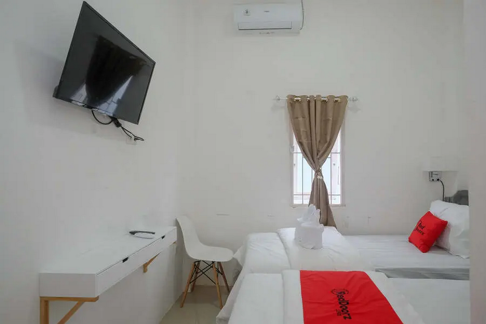 RedDoorz Plus @ Lovina Inn Tonrangeng River Side Deluxe Twin Room 3