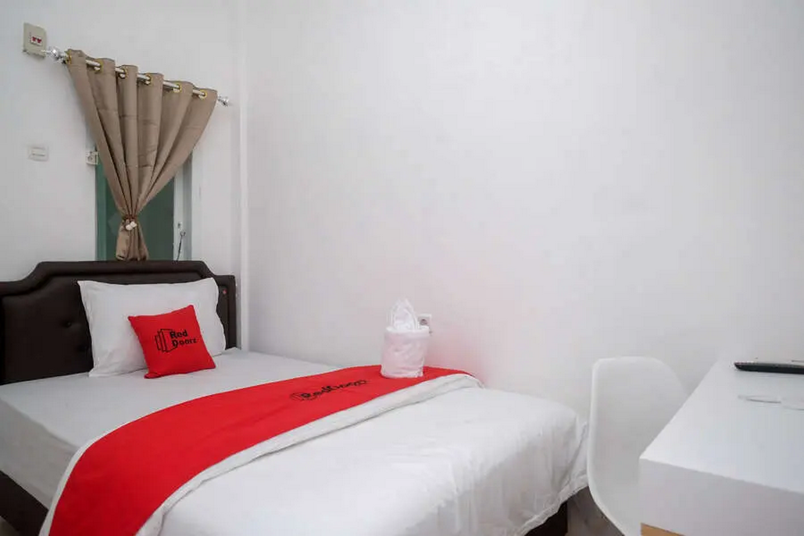 RedDoorz Plus @ Lovina Inn Tonrangeng River Side Single Room