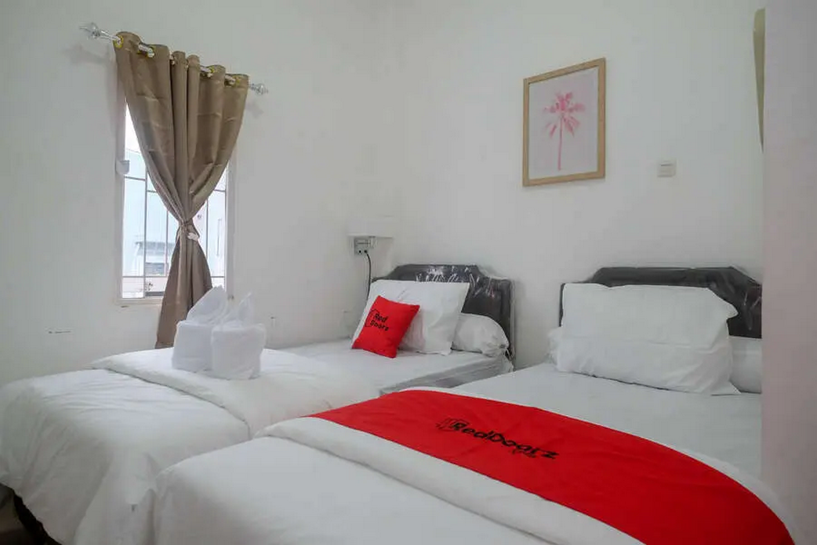 RedDoorz Plus @ Lovina Inn Tonrangeng River Side Deluxe Twin Room