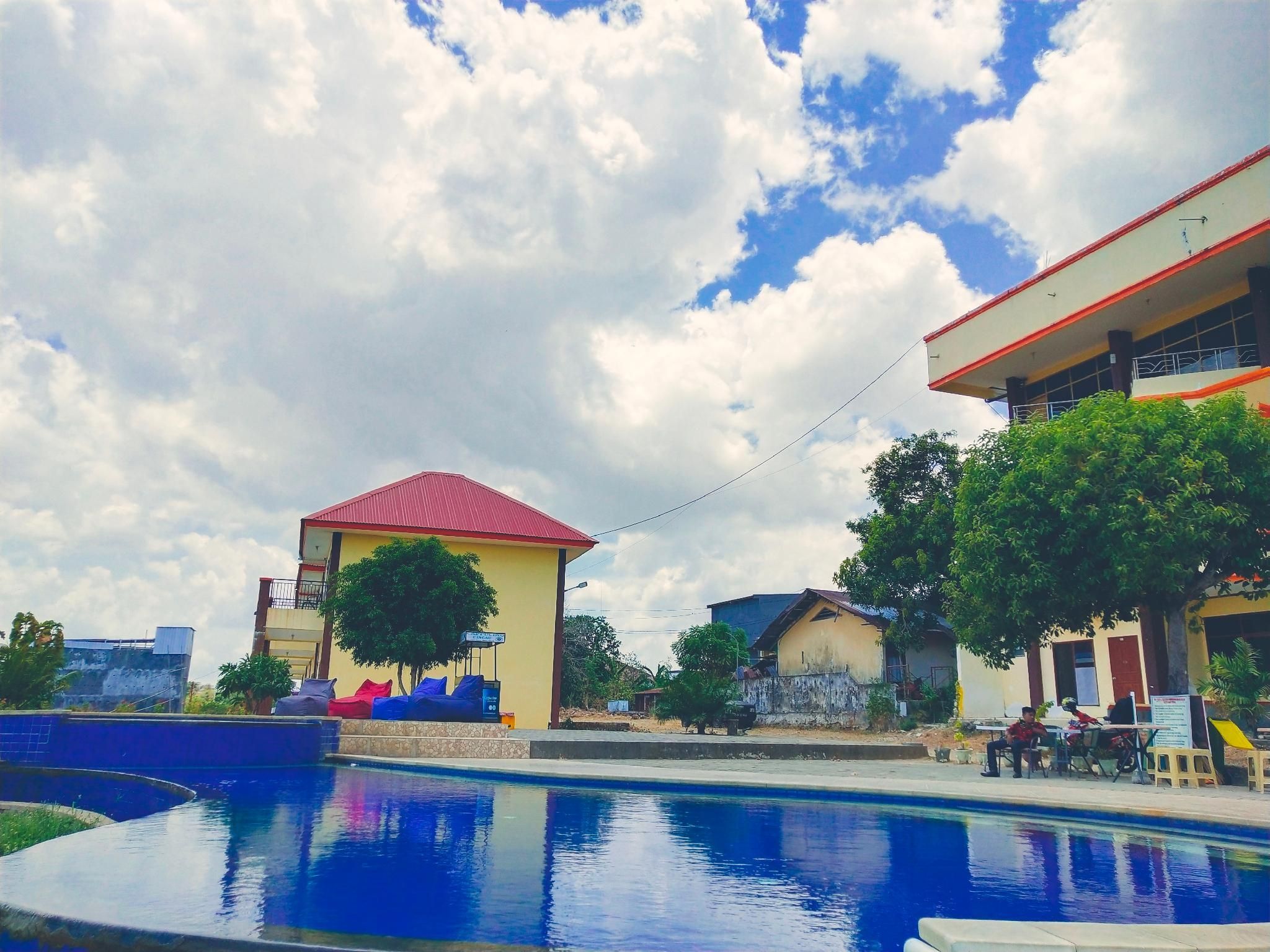 swimming pool [outdoor]