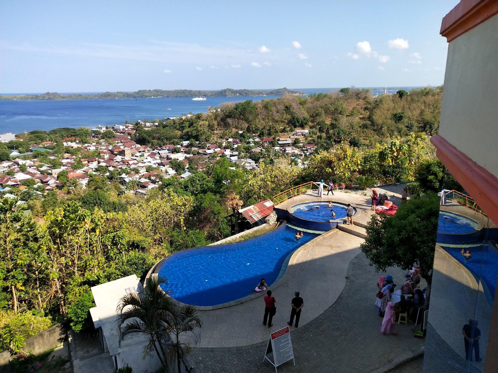 swimming pool [outdoor]