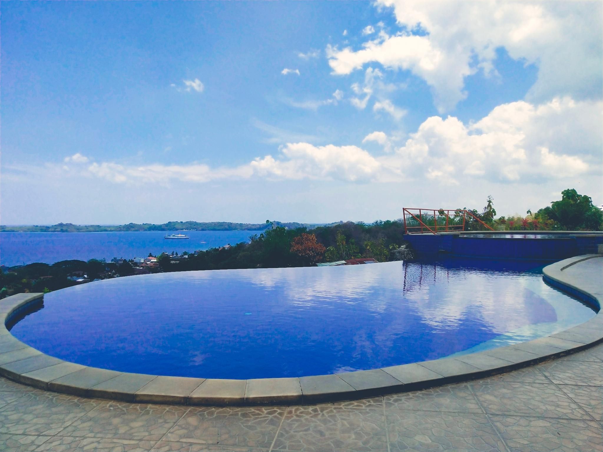 swimming pool [outdoor]