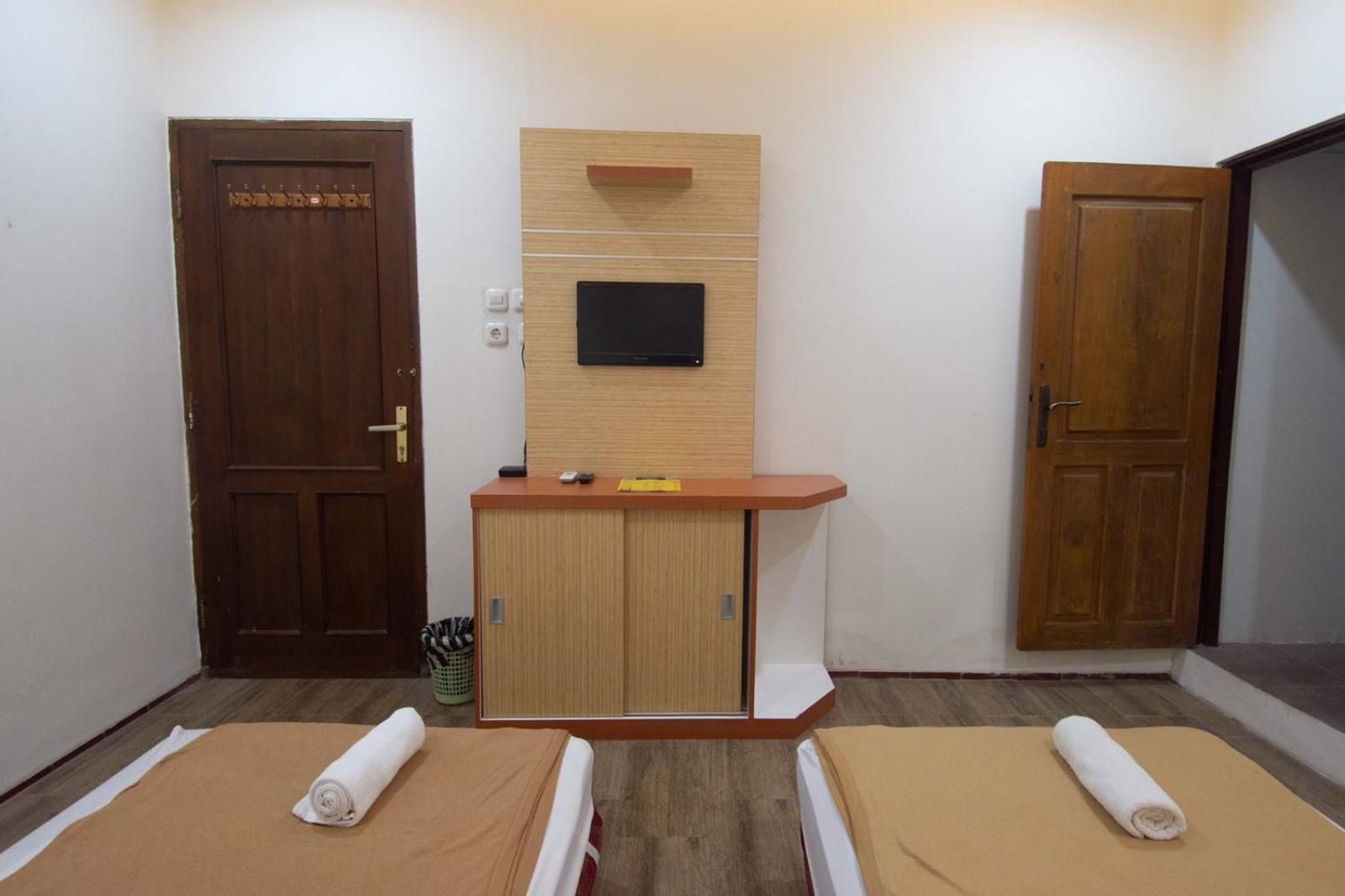 Simpang 7 Residence Standard Twin Room 3