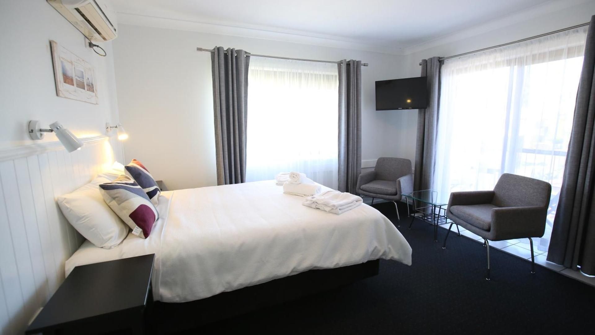 Balcony Queen Spa Room