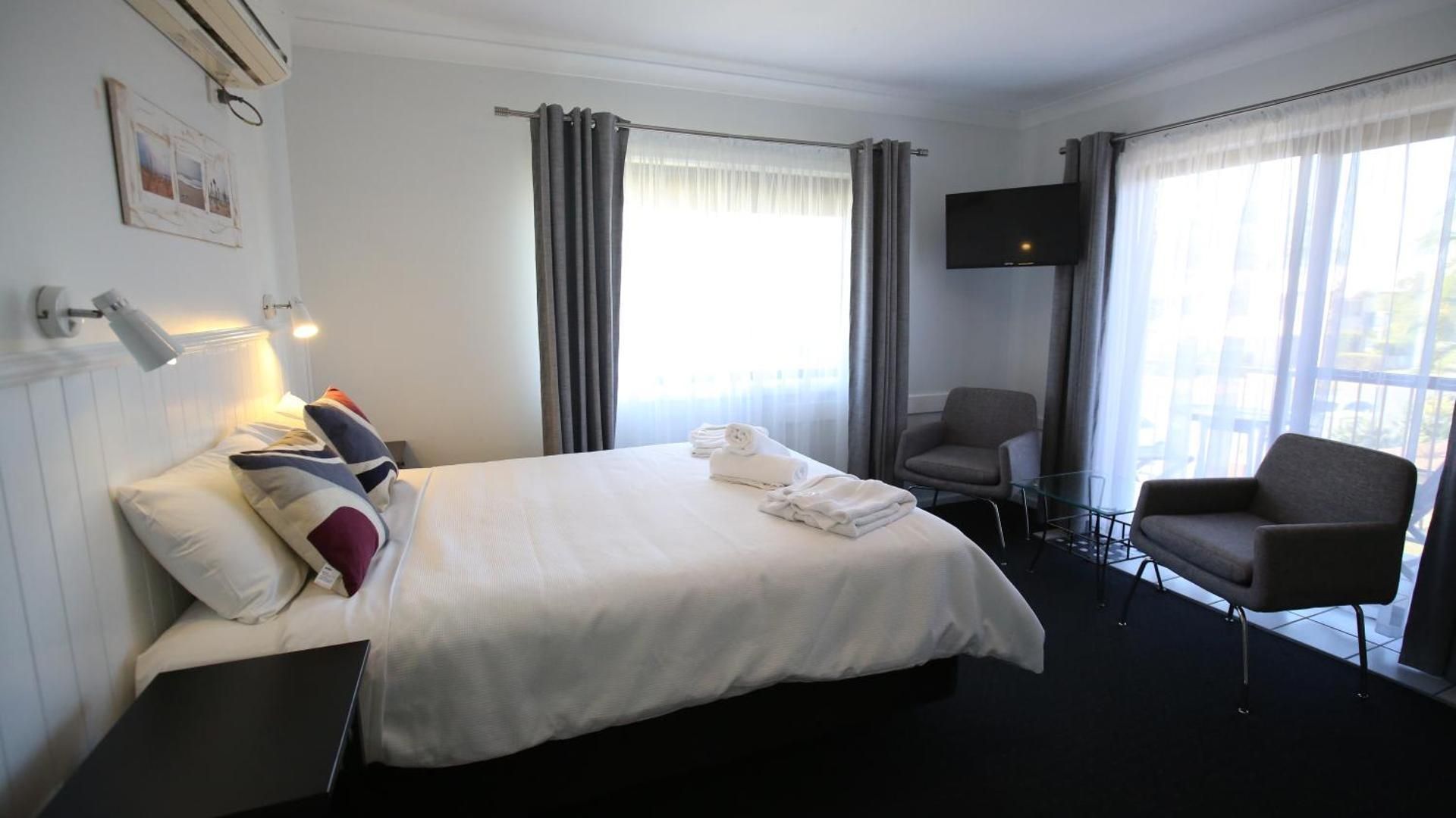 Courtyard Queen spa suite