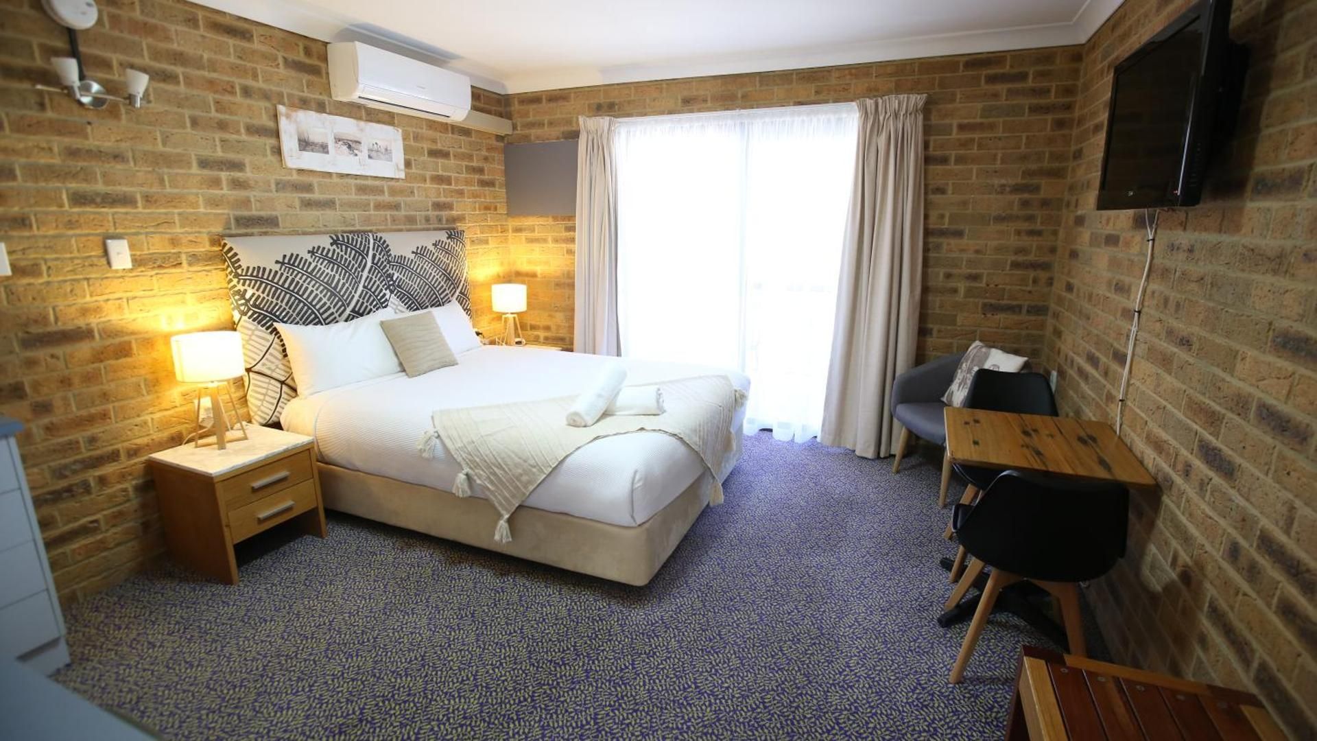 Queen Poolview Room