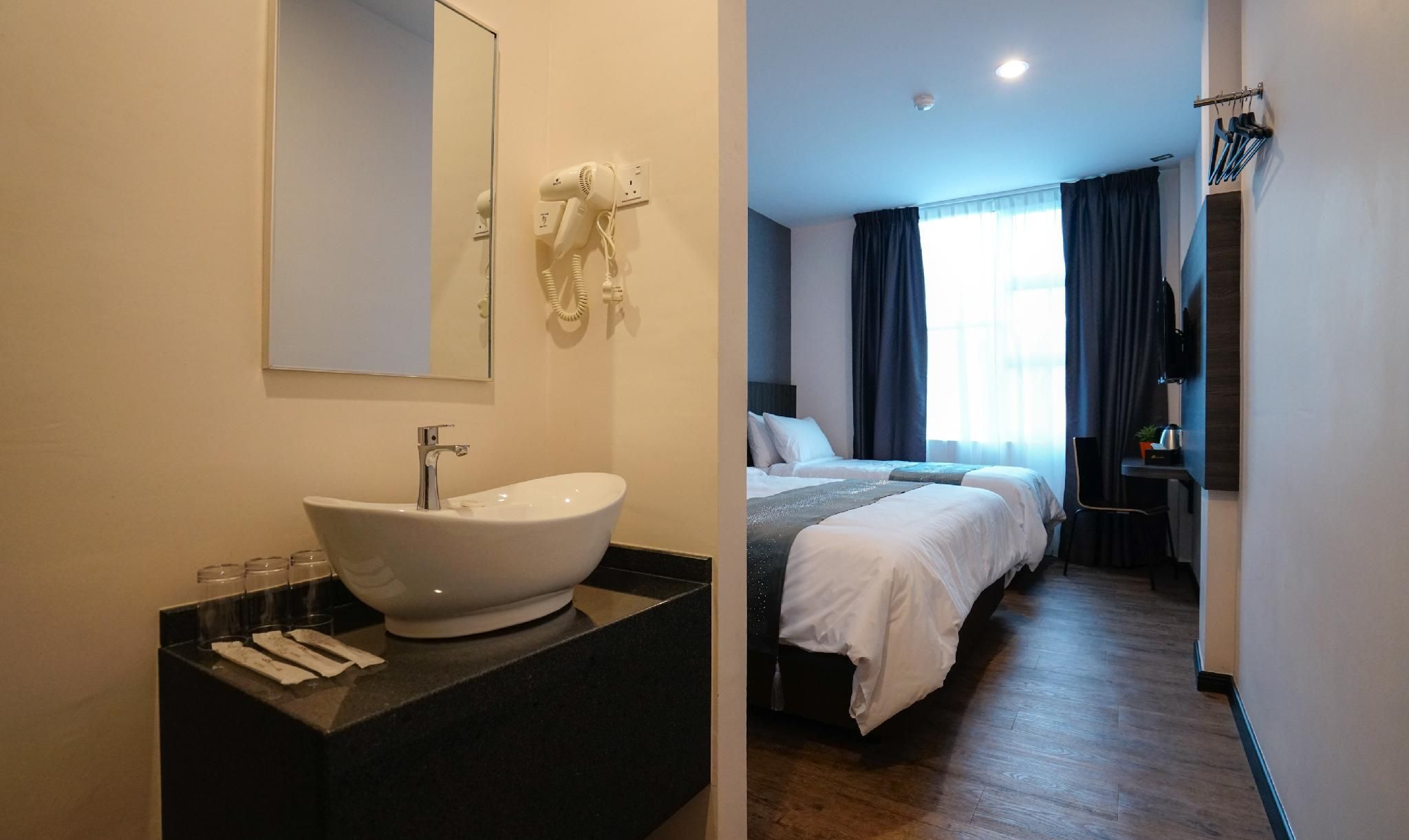STAY 365 HOTEL Deluxe Triple Room 2