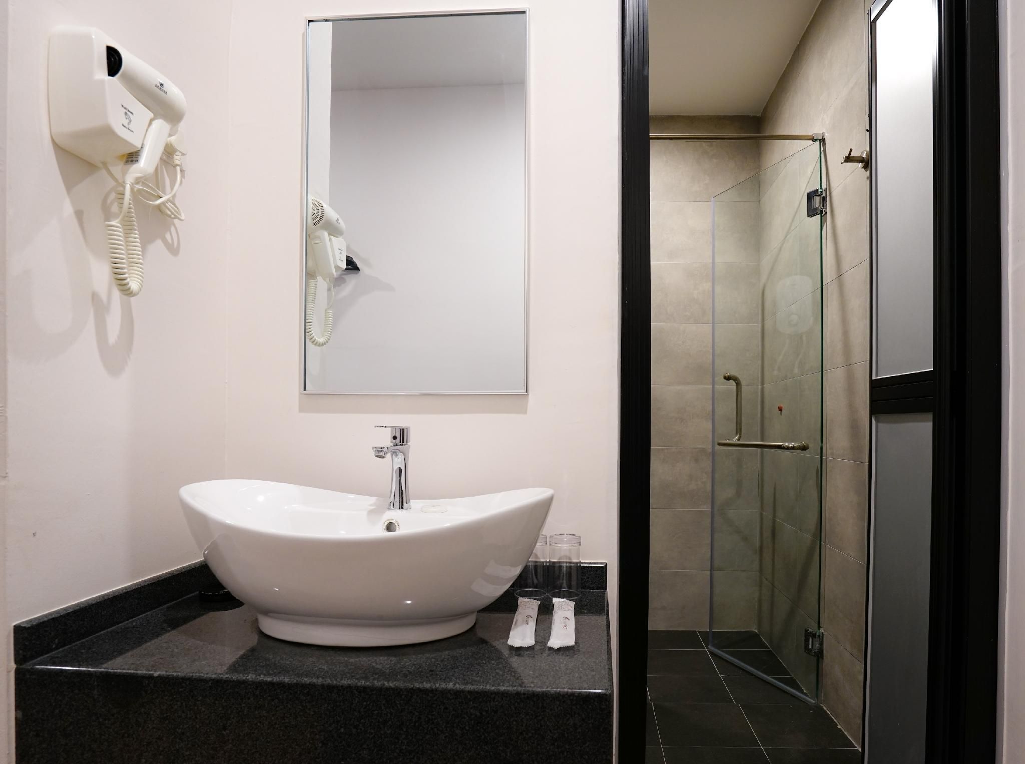 STAY 365 HOTEL Deluxe Triple Room 3