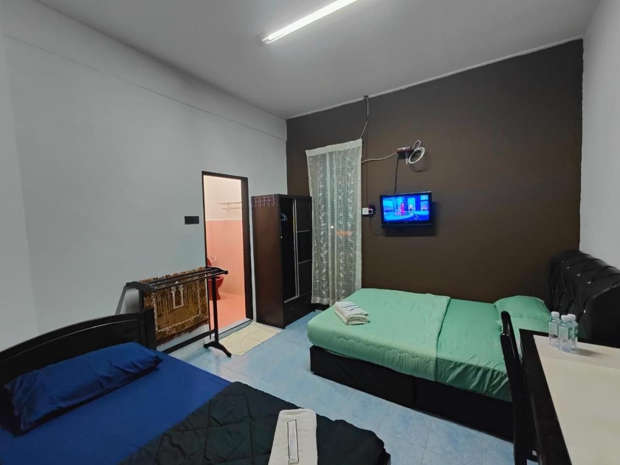 Deummah Guest Room Triple - 1 Queen 1 Single