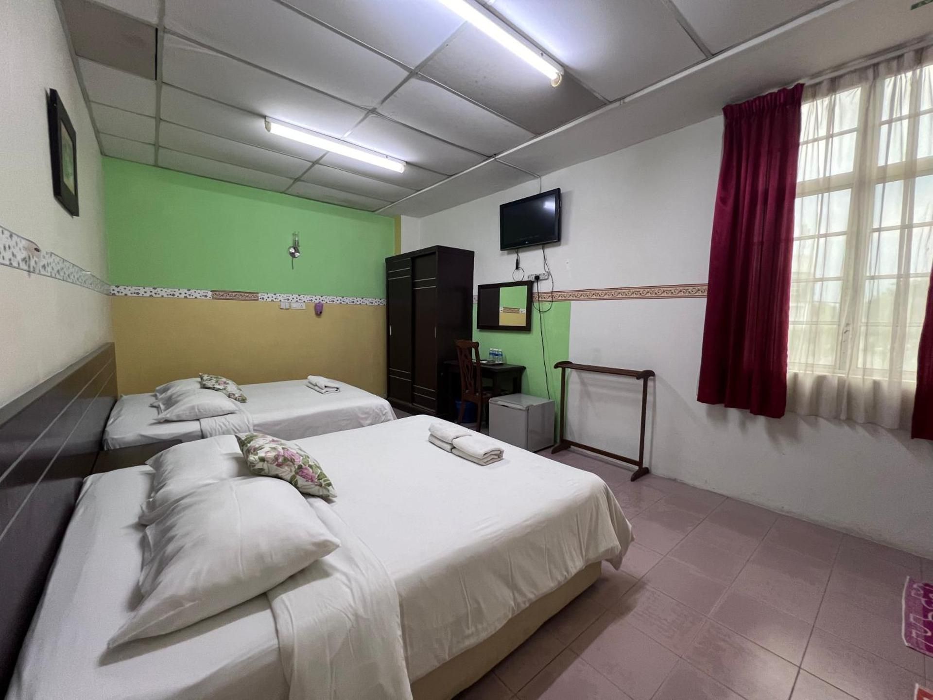 Seri Kemaman Inn, Chukai Terengganu Classic Quadruple Room 3