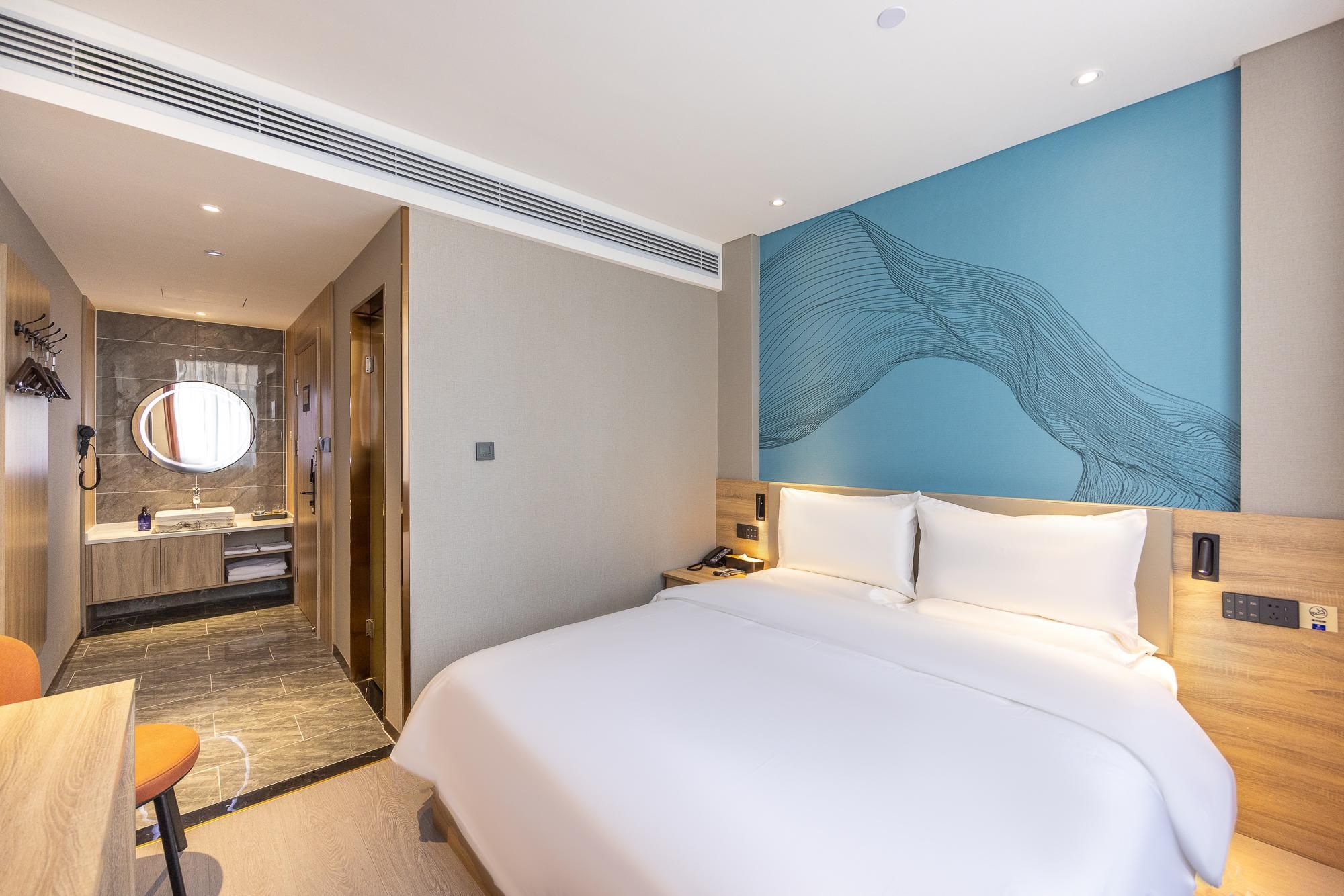 Huazhu - Room With Bed