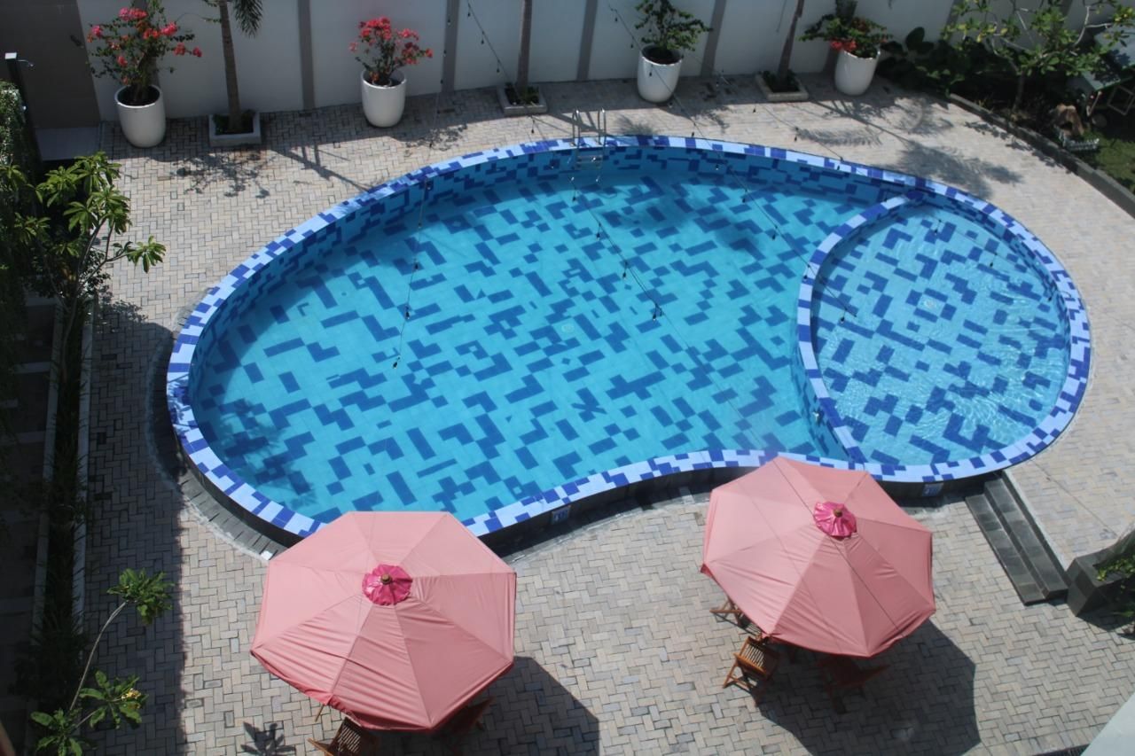 swimming pool
