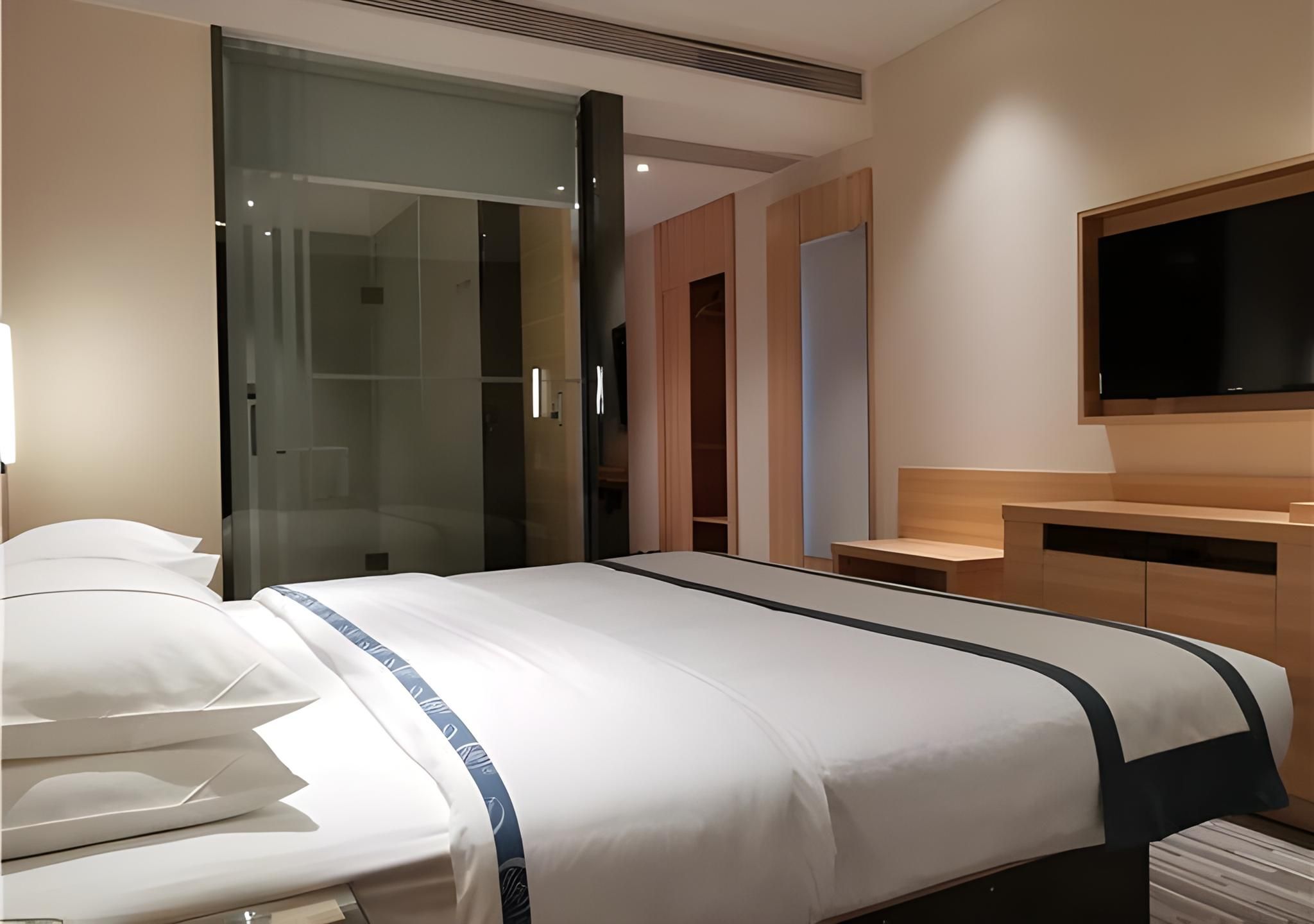 Stand Queen Room