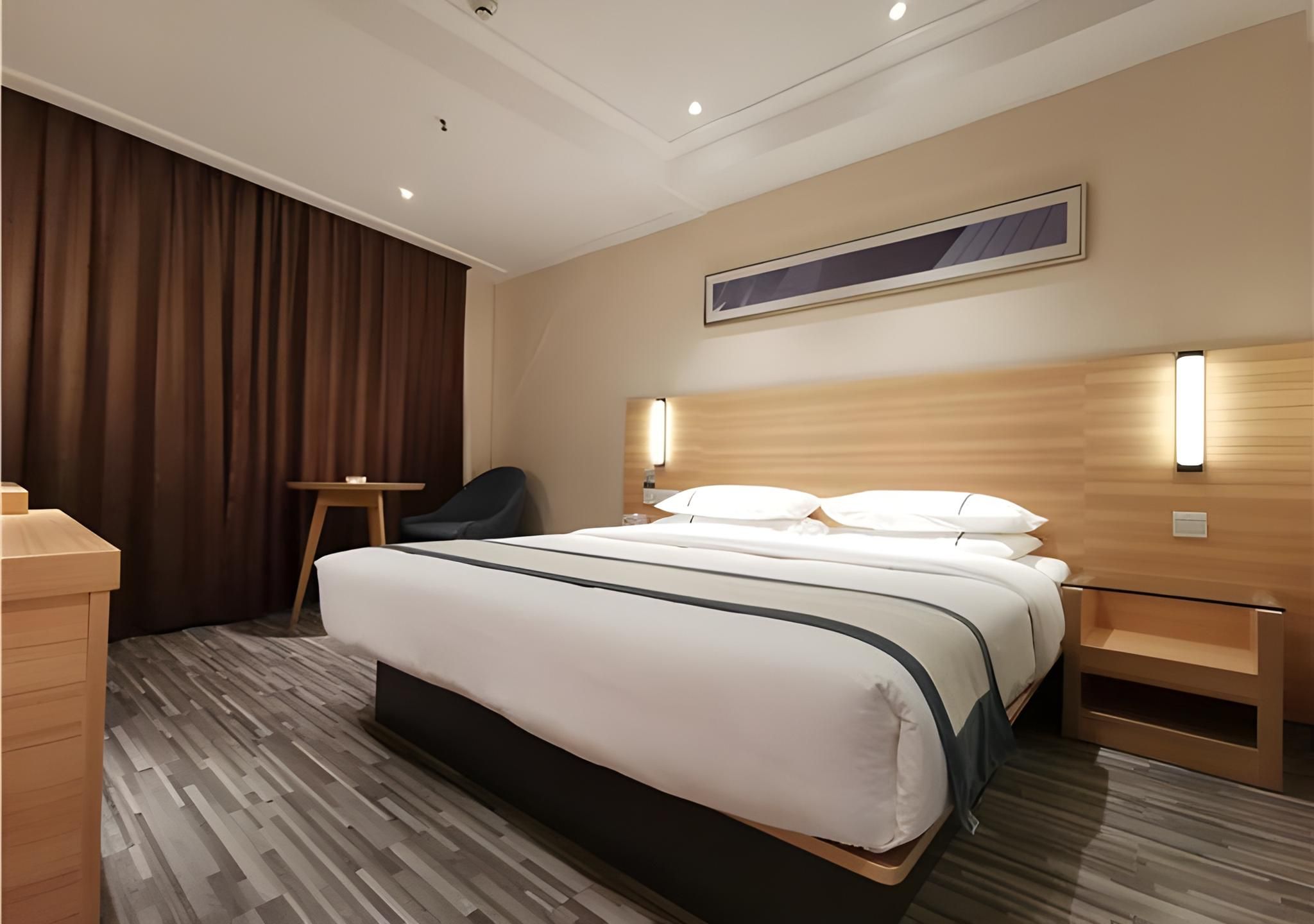 Stand Queen Room