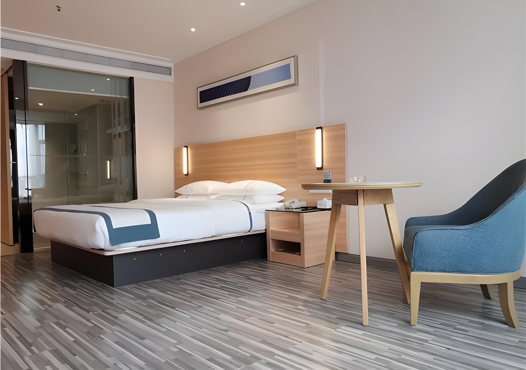 Business Queen Room