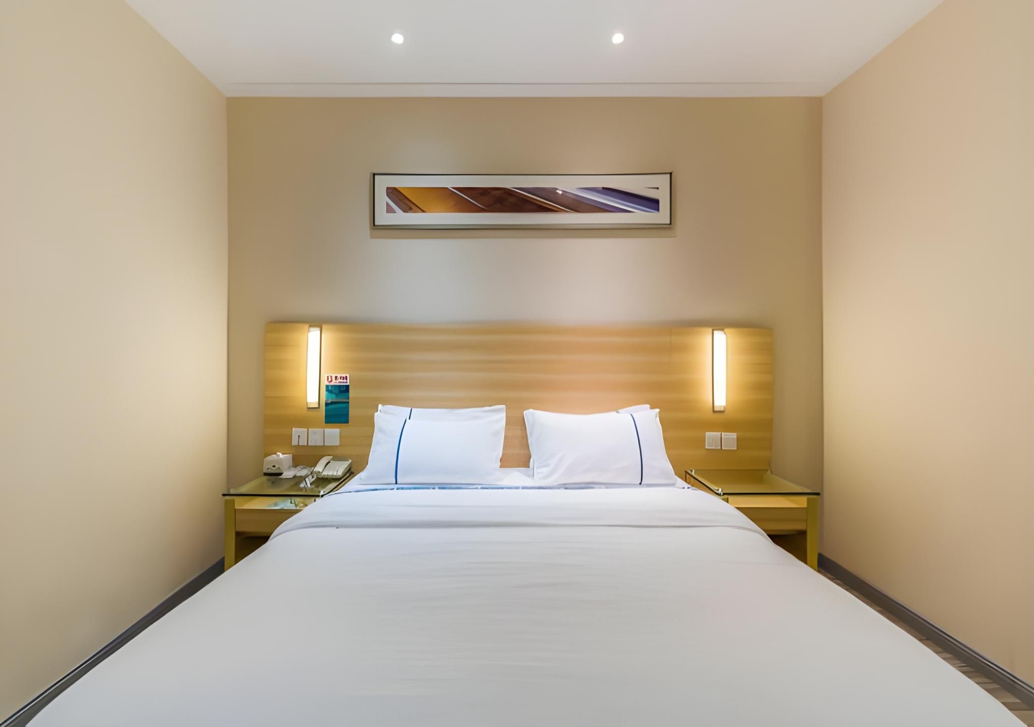 Stand Queen Room