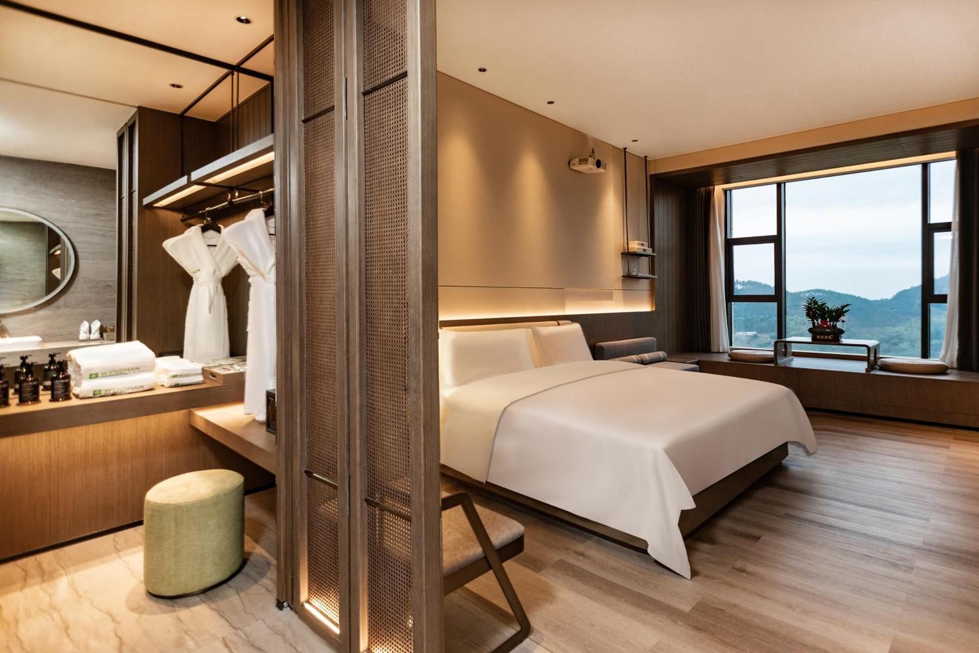 Business Room with One King Bed