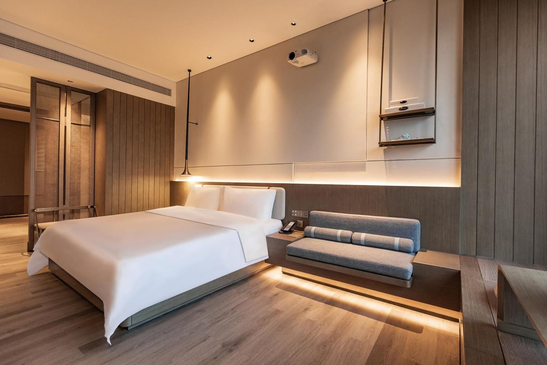 Business Room with One King Bed