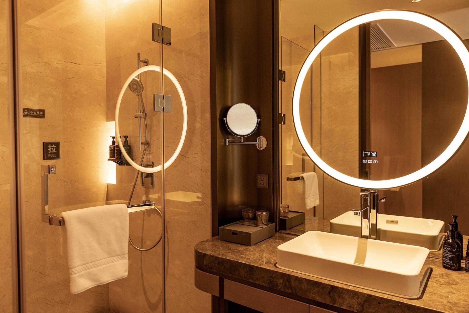 Wyndham Garden Gaozhou Premium Double Room with City View 3