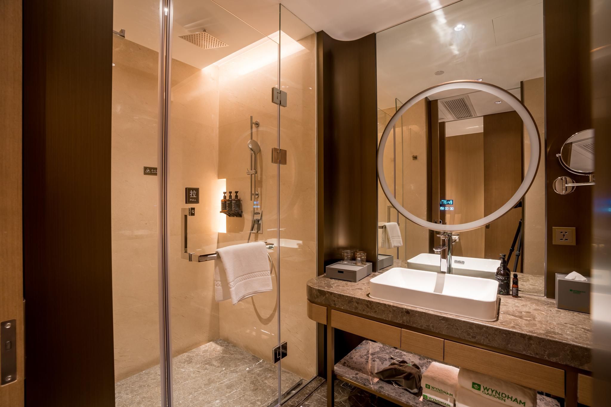 1 King Bed, Business Room