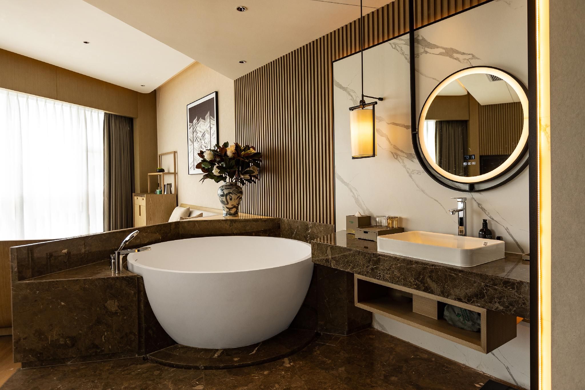 Wyndham Garden Gaozhou 1 King Bed, Mountain View, Deluxe Suite 3