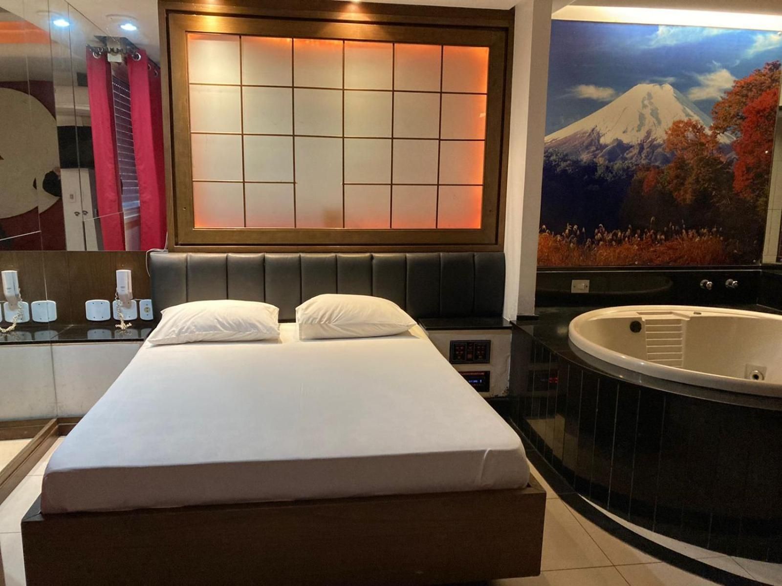 Deluxe Suite with Spa Bath