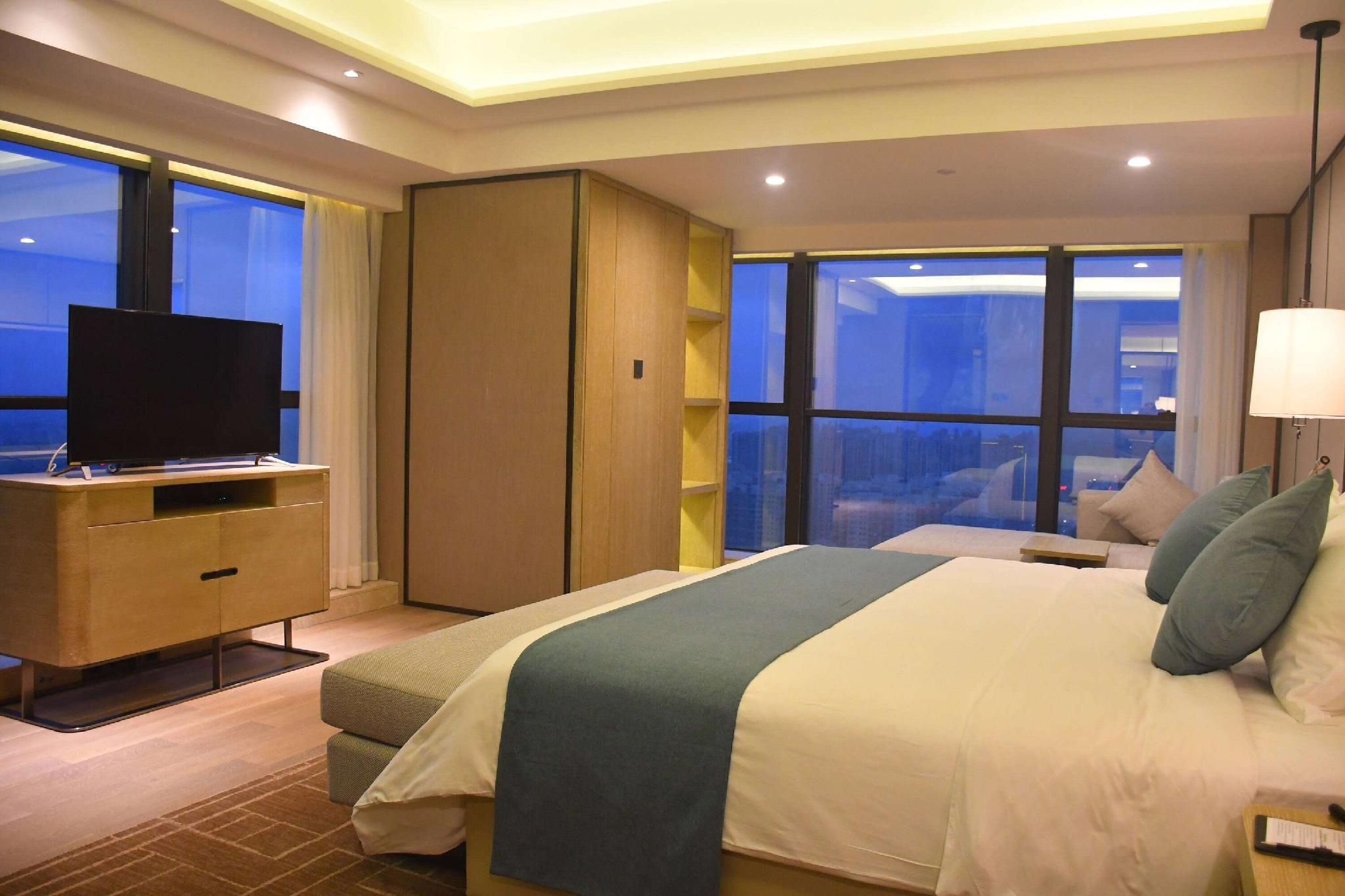 1 King Bed, Grand Suite, Smoking