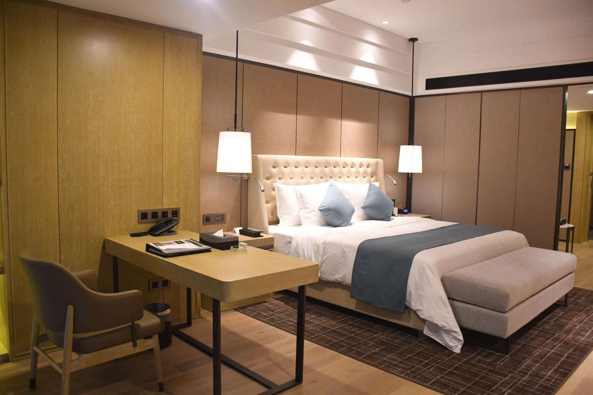 1 King Bed, Premier Room, Non-Smoking