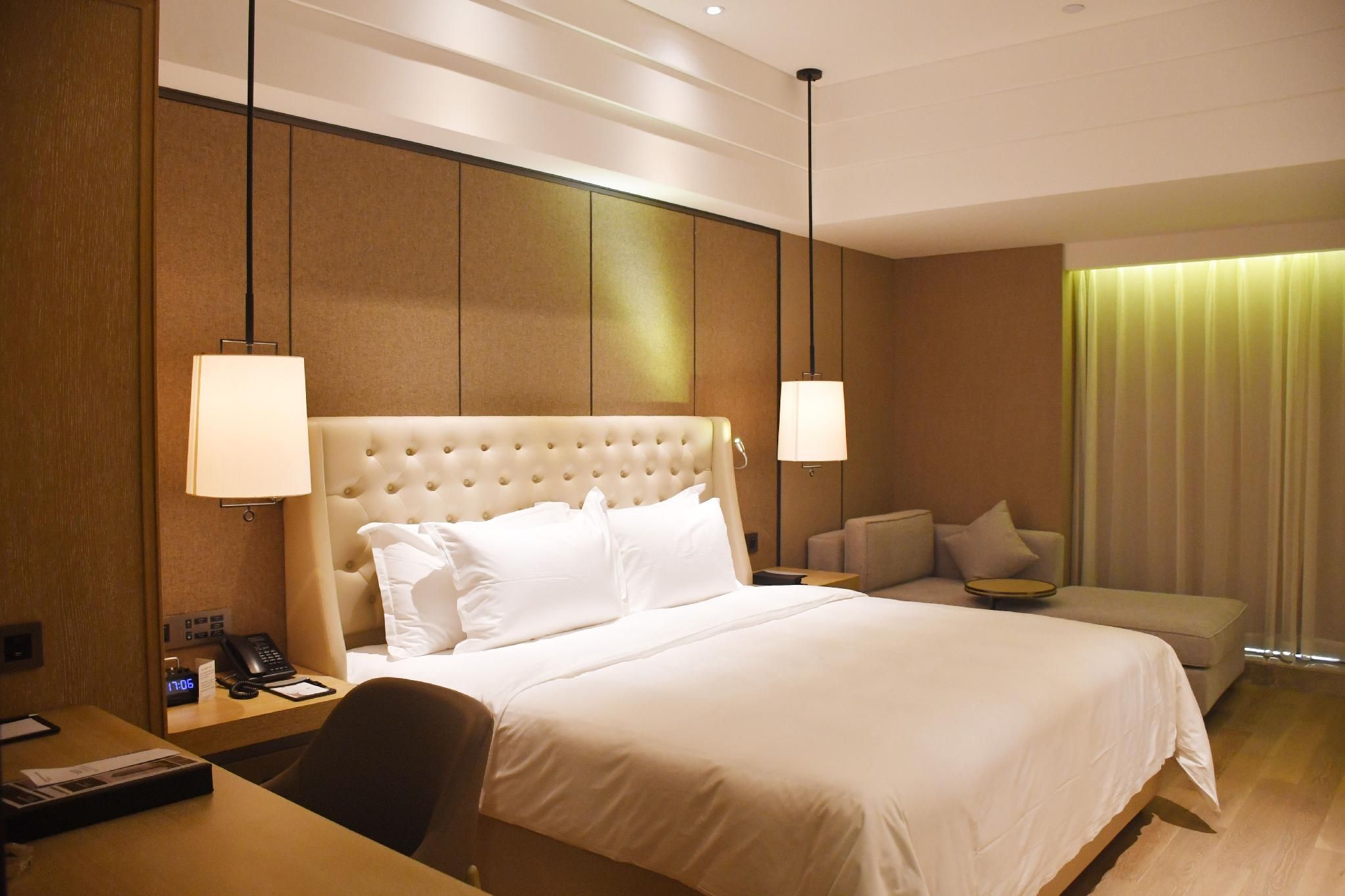 1 King Bed, Premier Room, Smoking