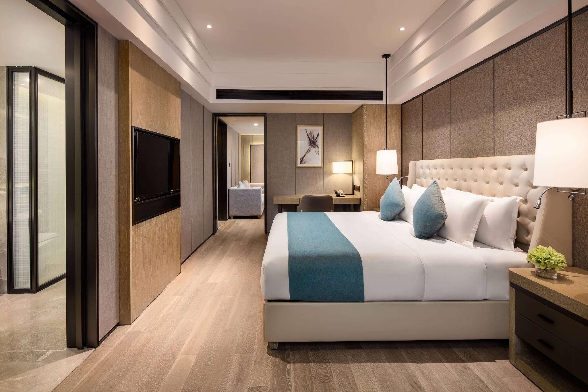 1 King Bed, Club Suite, Smoking