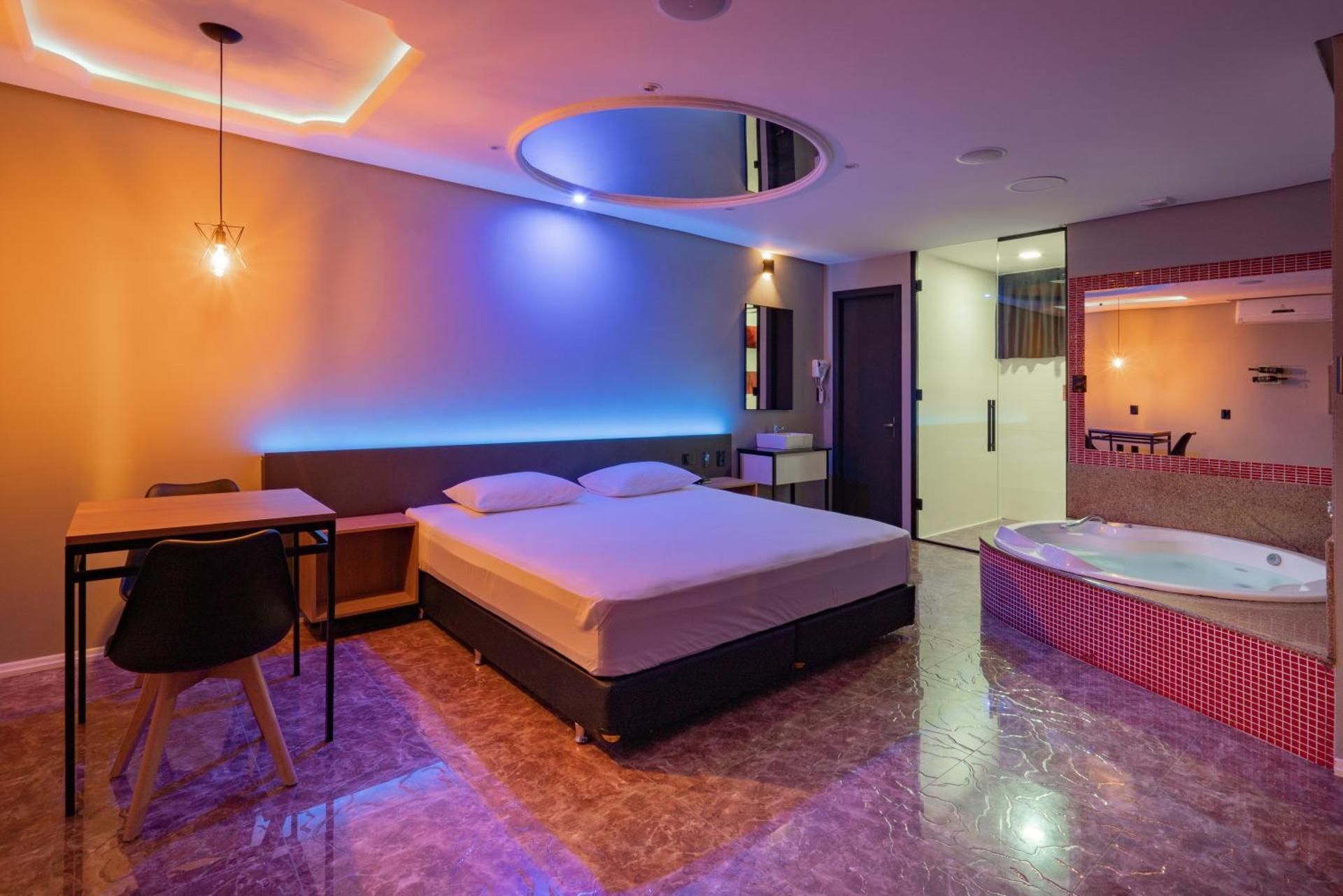 Deluxe Suite with Spa Bath