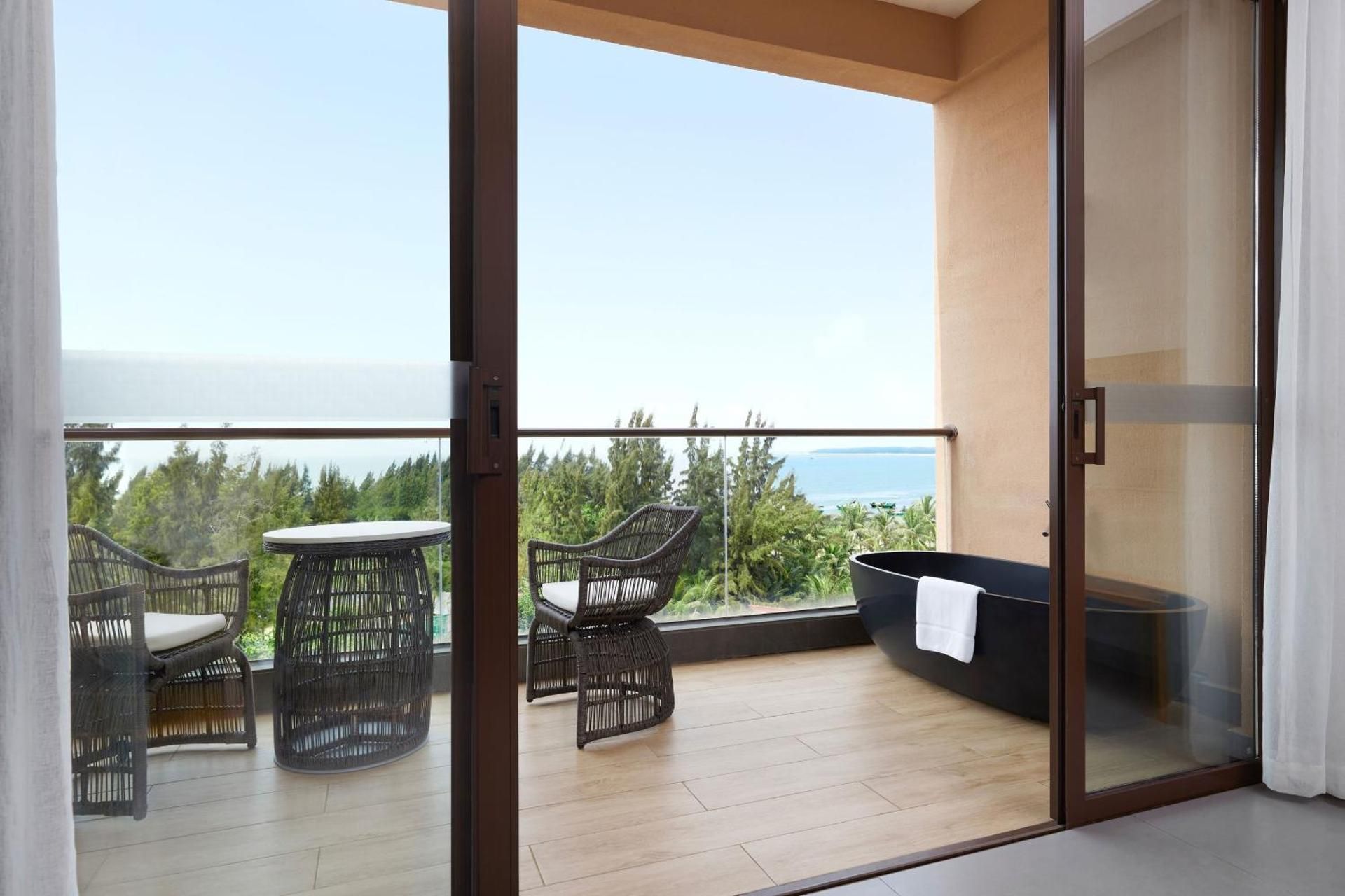Sheraton Maoming Romantic Beach Resort Select Sea View Room, Guest room, 1 King, Sea view, Balcony 2