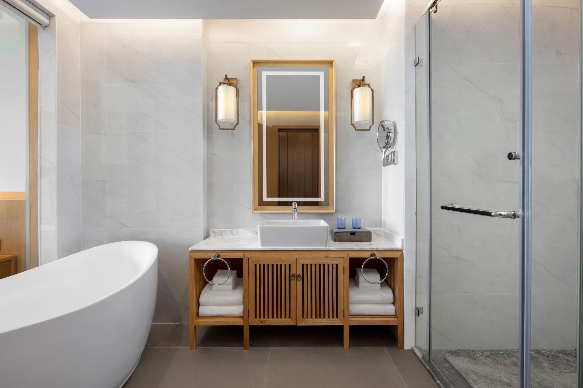 Sheraton Maoming Romantic Beach Resort Deluxe Sea view Guest room with 1 King, Balcony 3