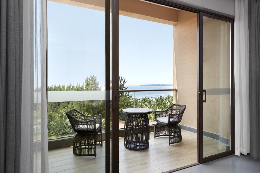 Sheraton Maoming Romantic Beach Resort Deluxe Sea view Guest room with 1 King, Balcony 2