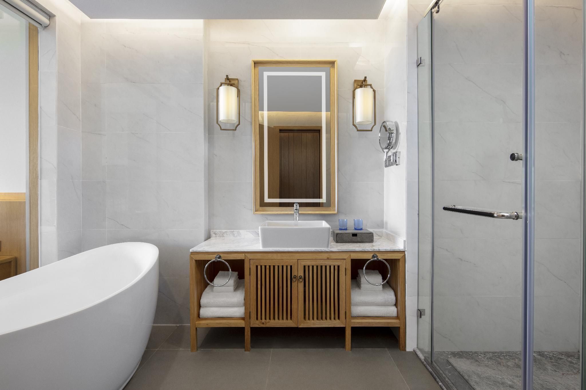 Sheraton Maoming Romantic Beach Resort Select Sea View Room, Guest room, 1 King, Sea view, Balcony 3