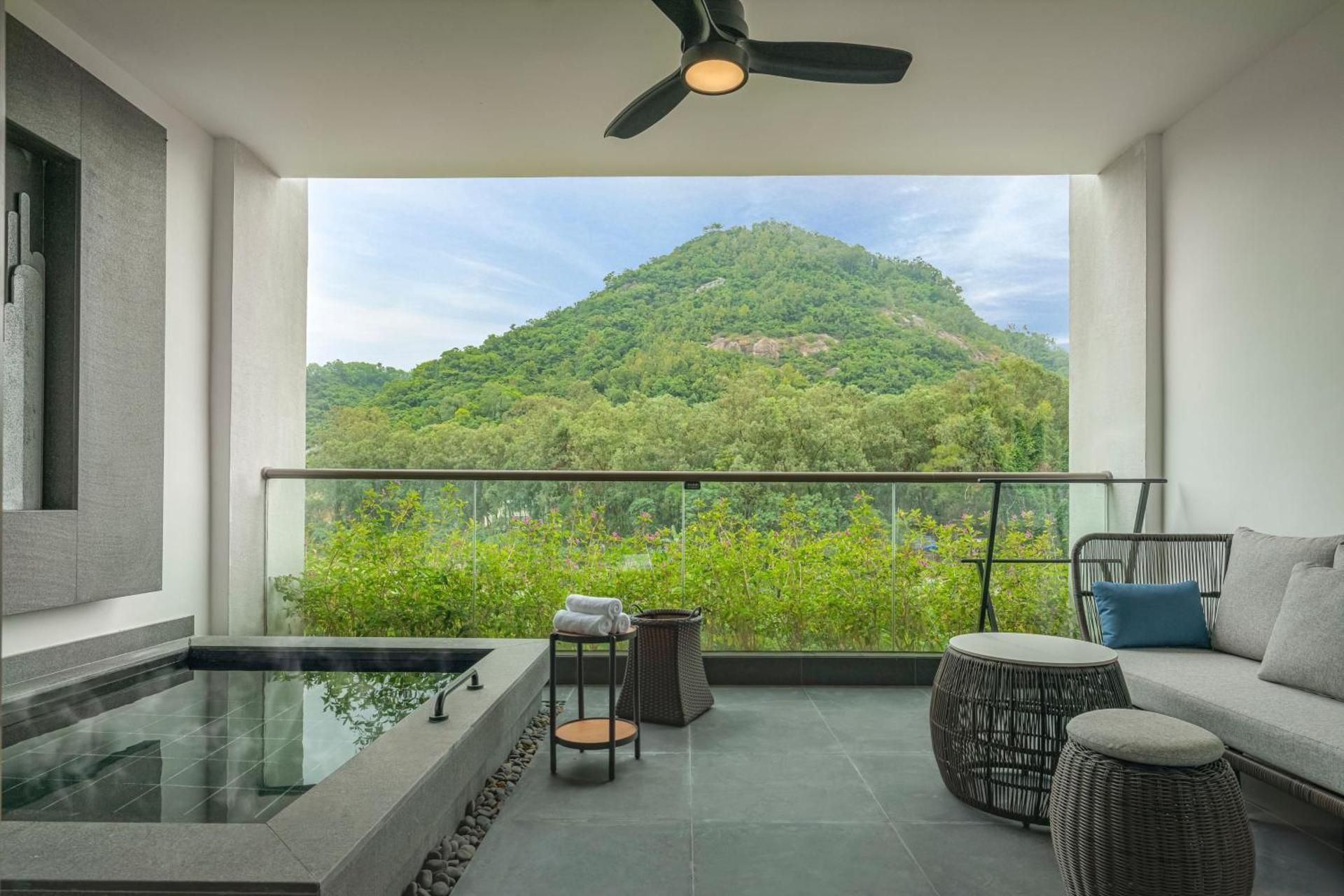 Sheraton Maoming Hot Spring Resort Terrace Hot Spring Deluxe Garden View King Room 2